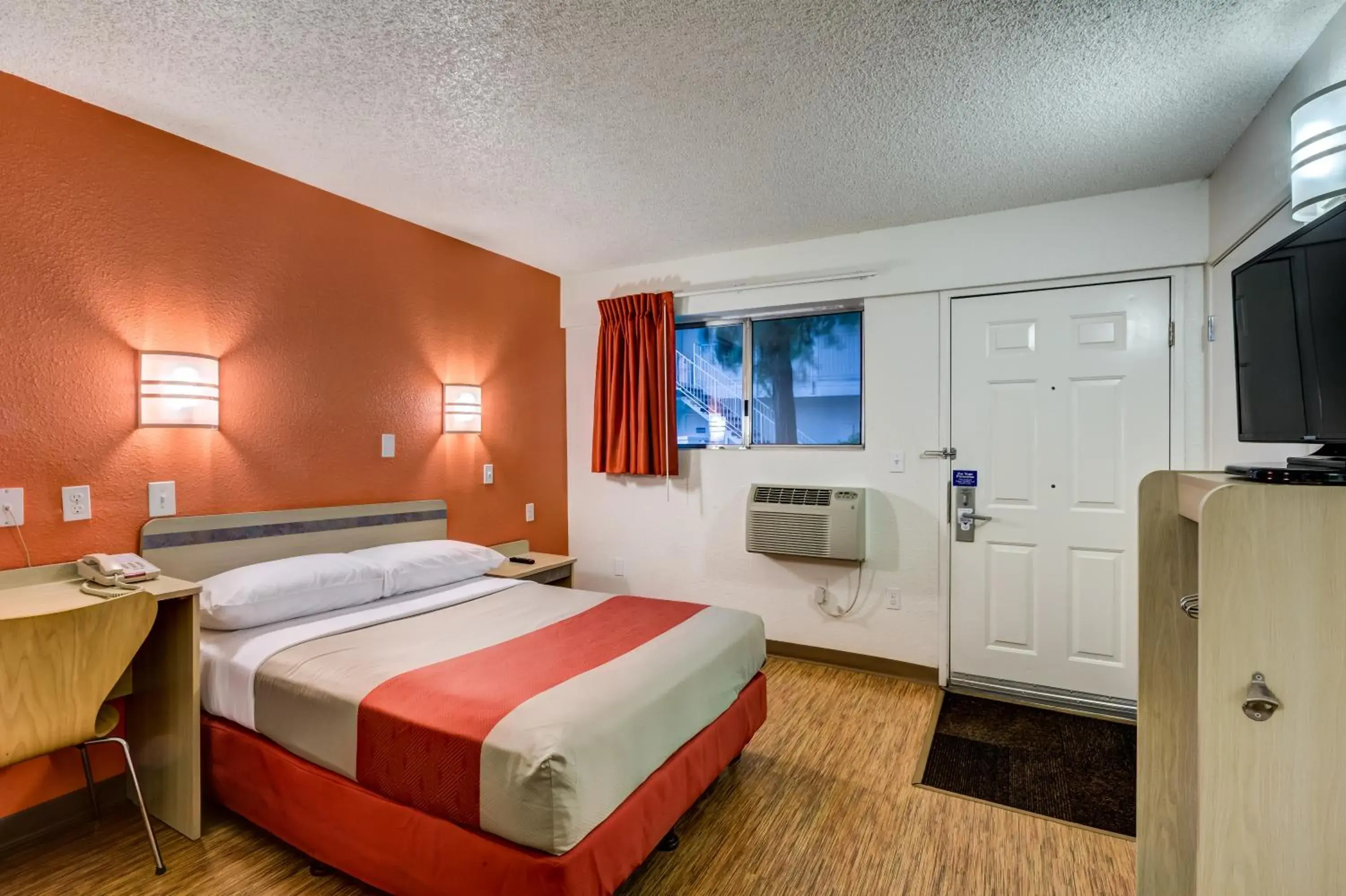 Bedroom, Bed in Motel 6-Wheat Ridge, CO - West - Denver North