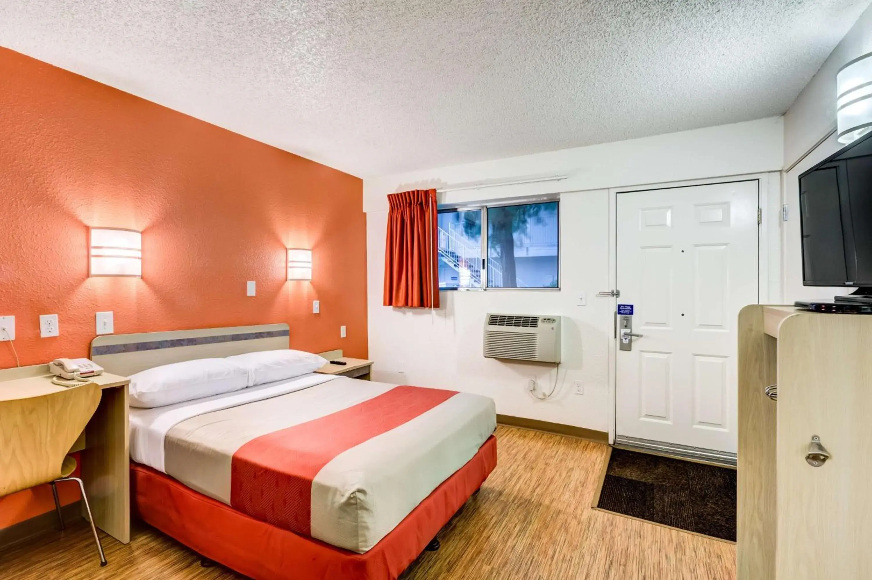 TV and multimedia, Bed in Motel 6-Wheat Ridge, CO - West - Denver North