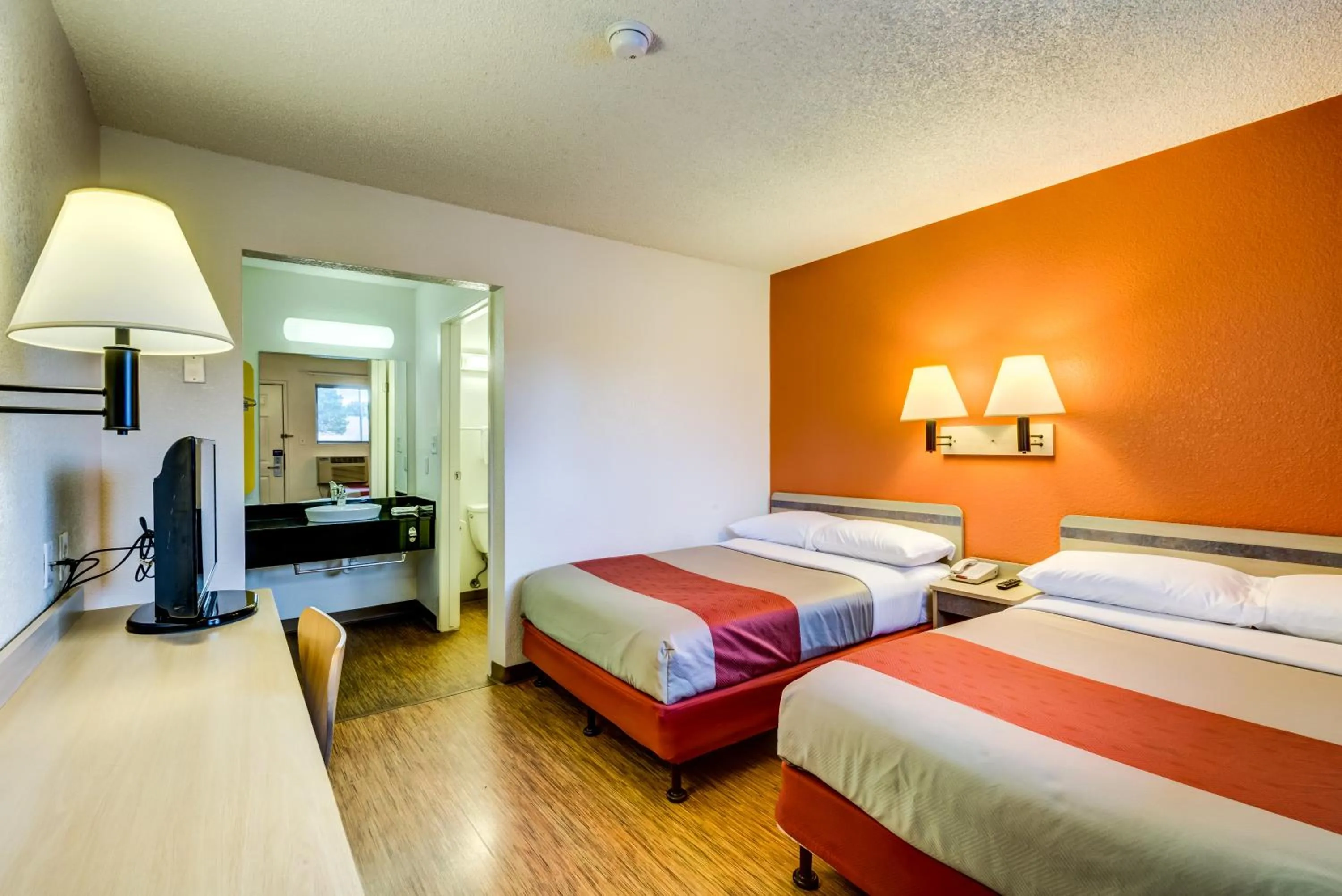 Bedroom, Bed in Motel 6-Wheat Ridge, CO - West - Denver North