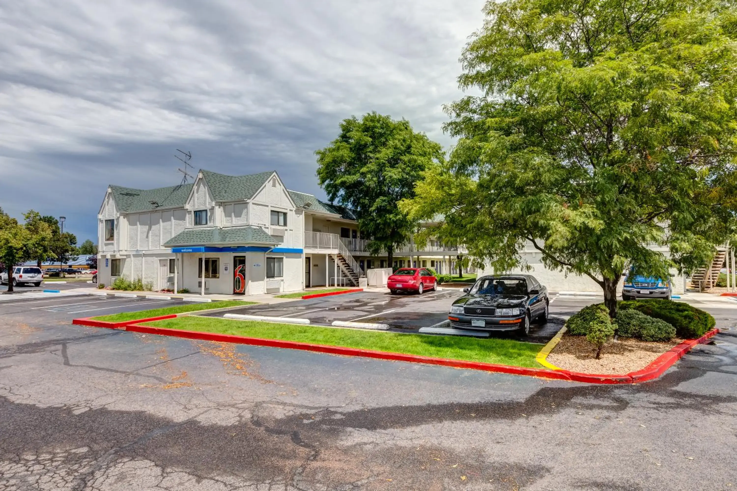 Facade/entrance, Swimming Pool in Motel 6-Wheat Ridge, CO - West - Denver North