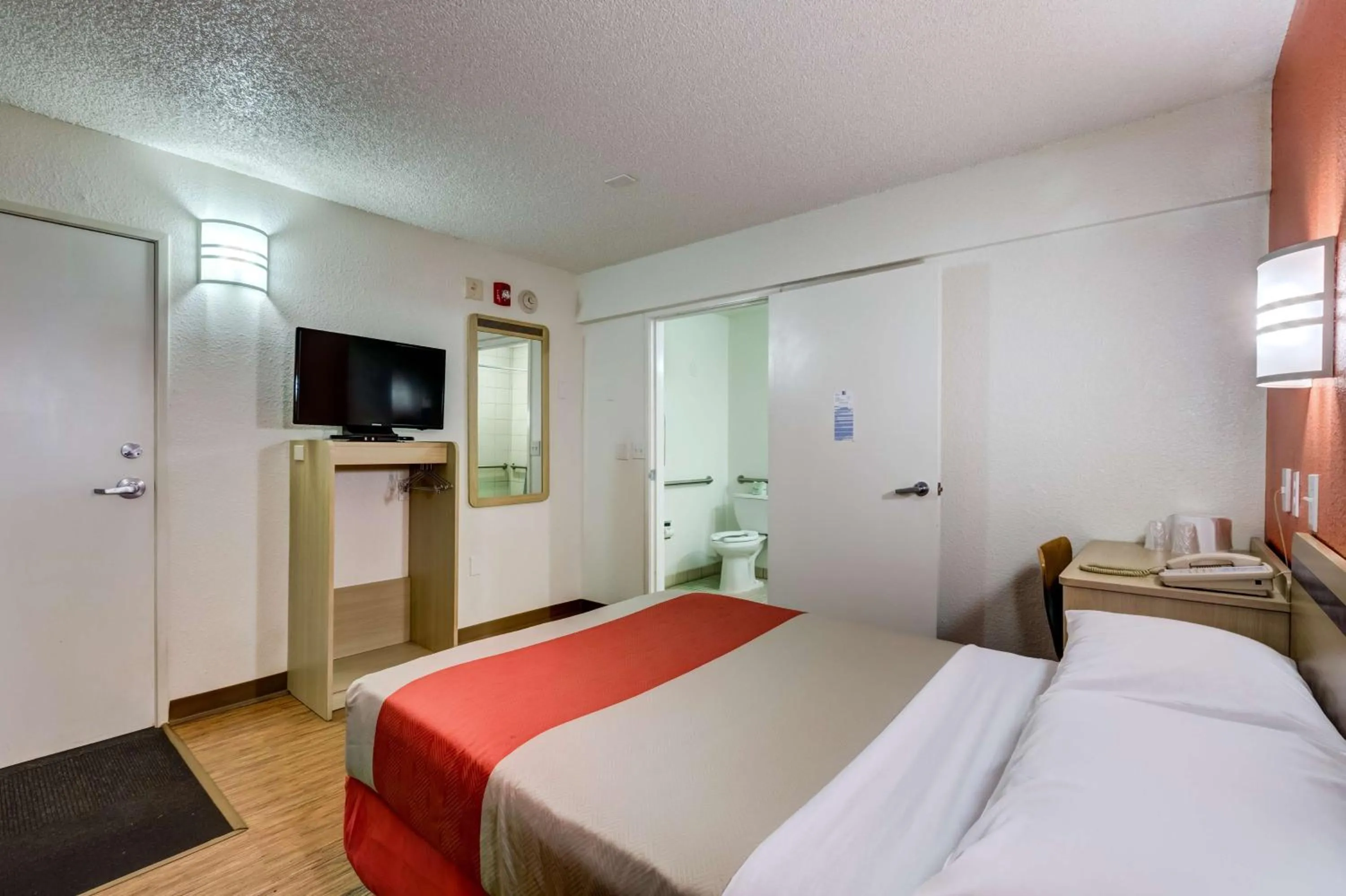 TV and multimedia, Bed in Motel 6-Wheat Ridge, CO - West - Denver North