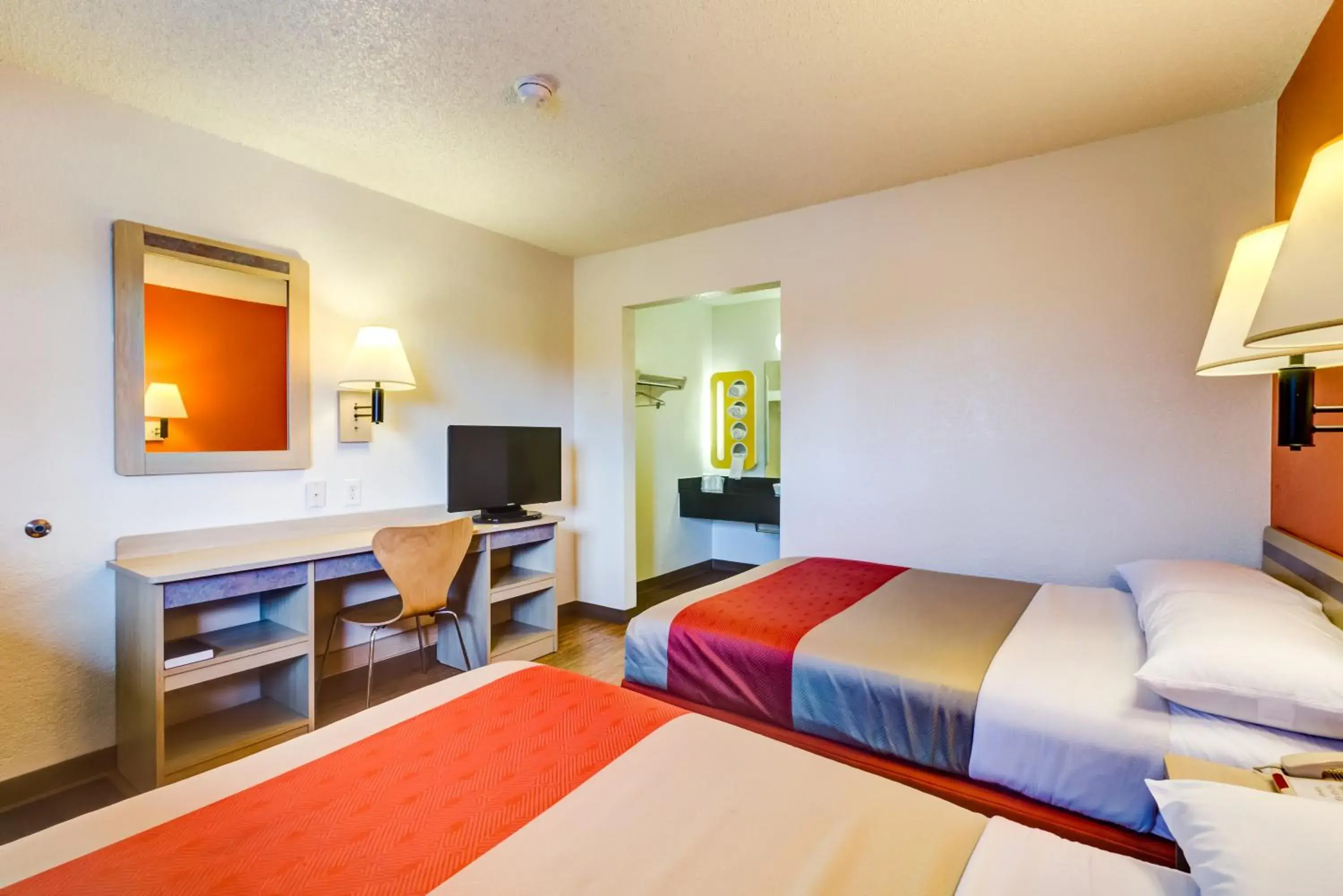 Bedroom, Bed in Motel 6-Wheat Ridge, CO - West - Denver North