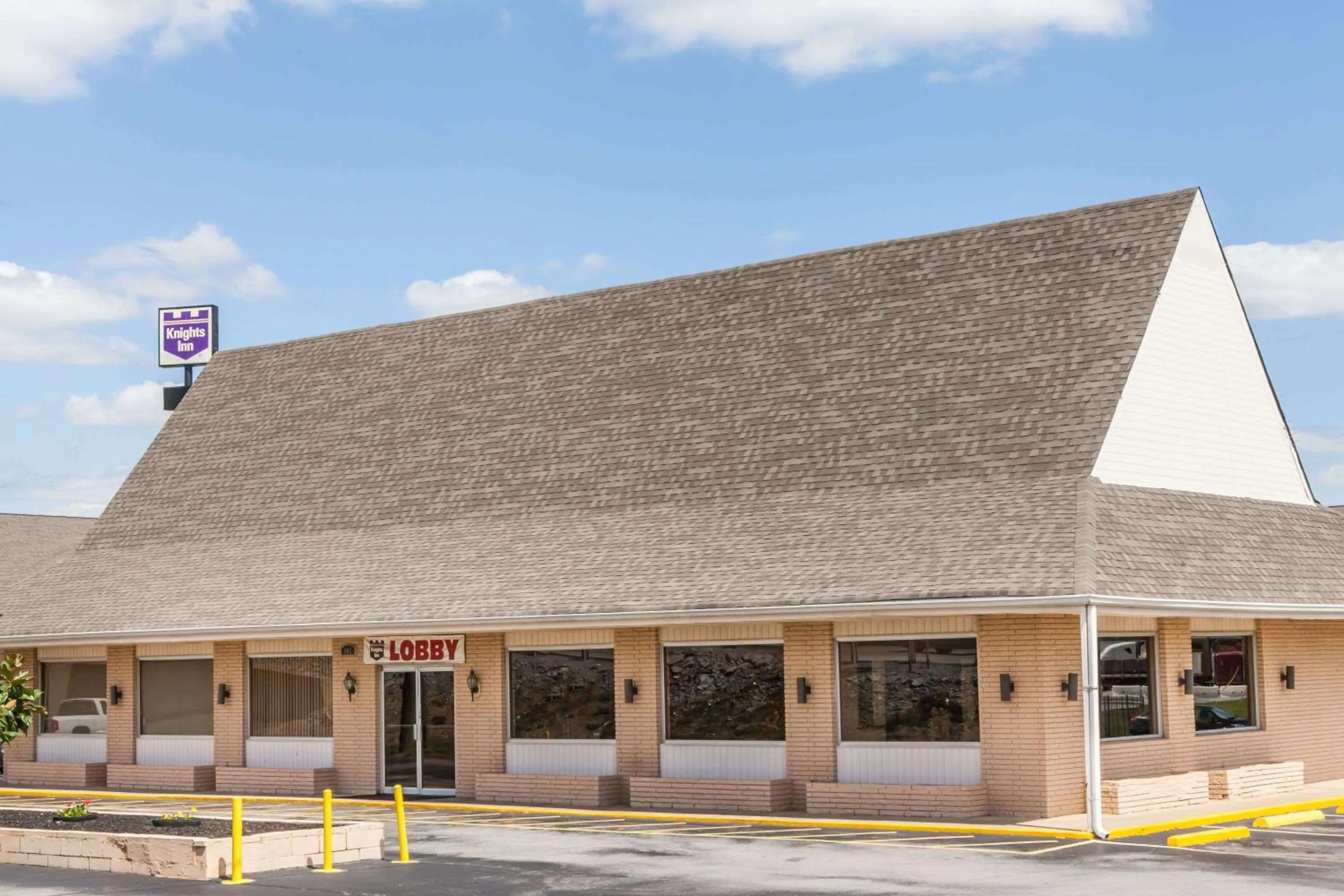 Property building in Knights Inn Lebanon