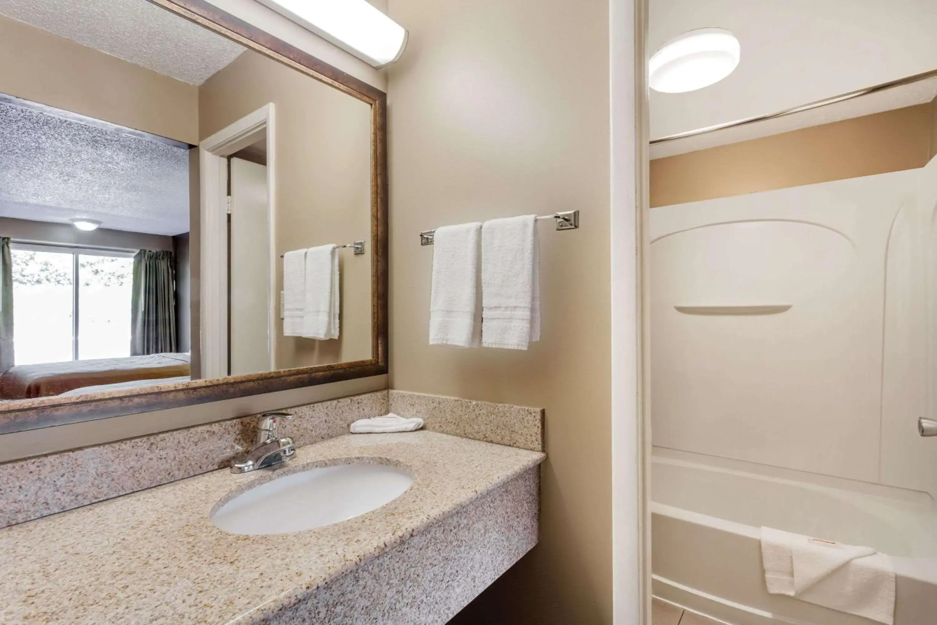 Photo of the whole room in Knights Inn Lebanon Photo of the whole room in Knights Inn Lebanon