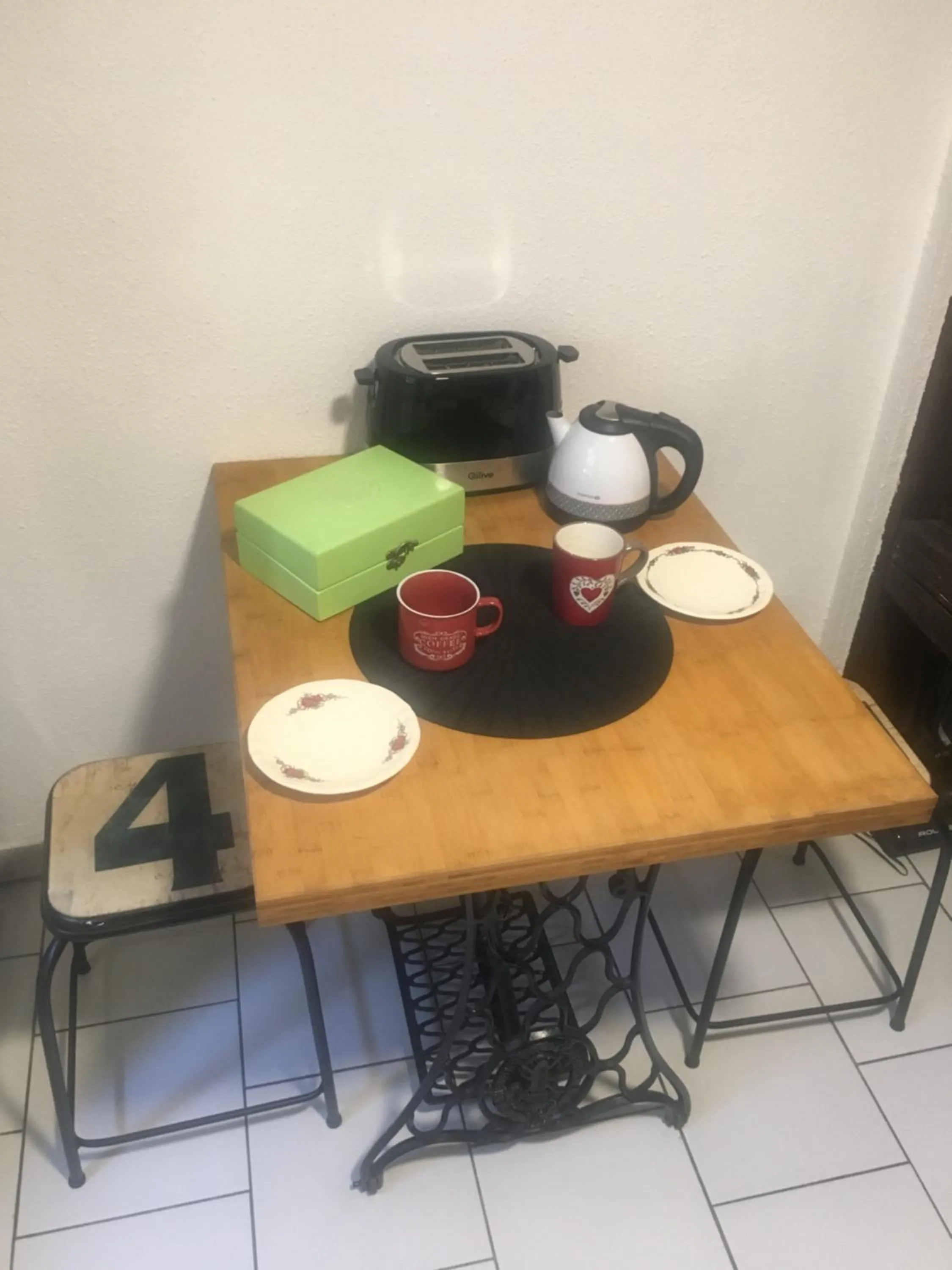 Dining area in Appartement de caractère au calme 15 mins quartier historique, Gîte du Merlenchanteur