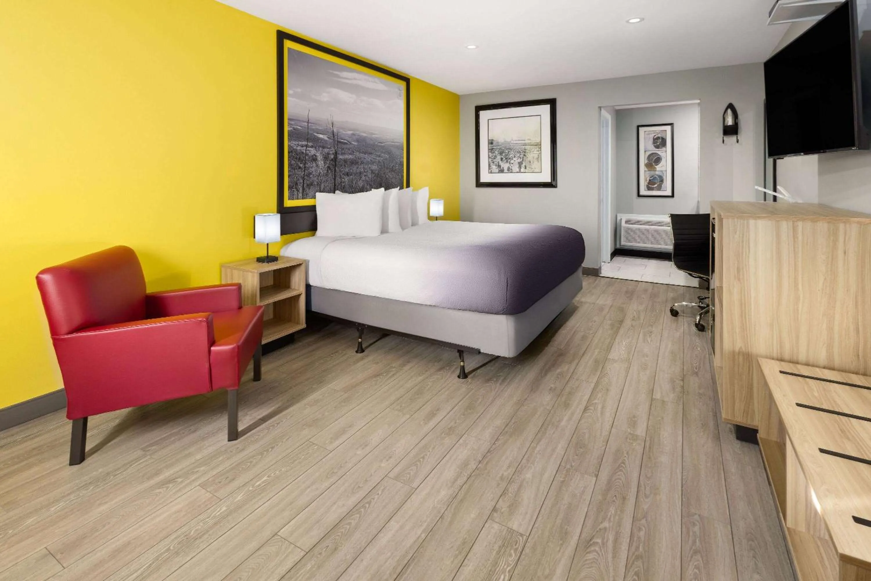 Photo of the whole room, Bed in Super 8 by Wyndham Hazleton