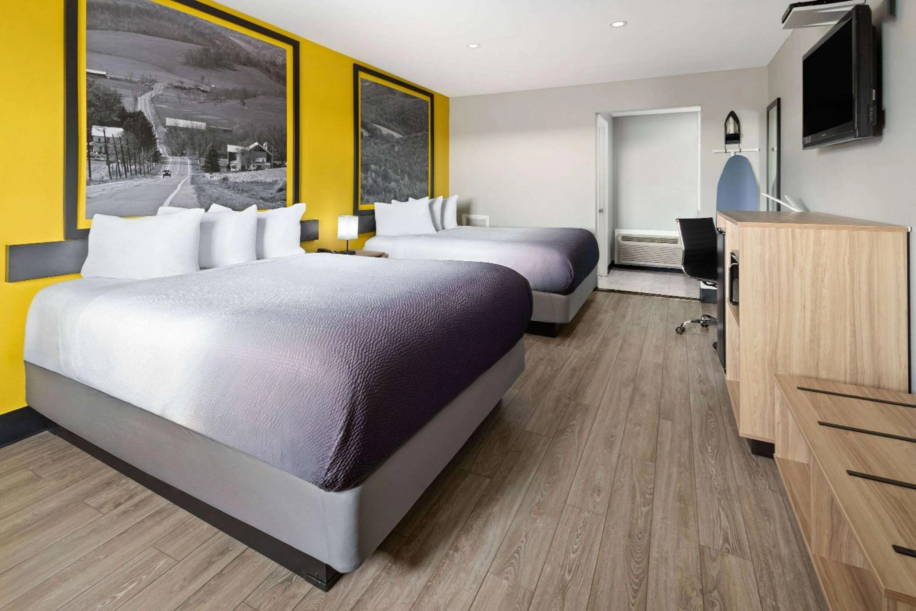 Photo of the whole room, Bed in Super 8 by Wyndham Hazleton