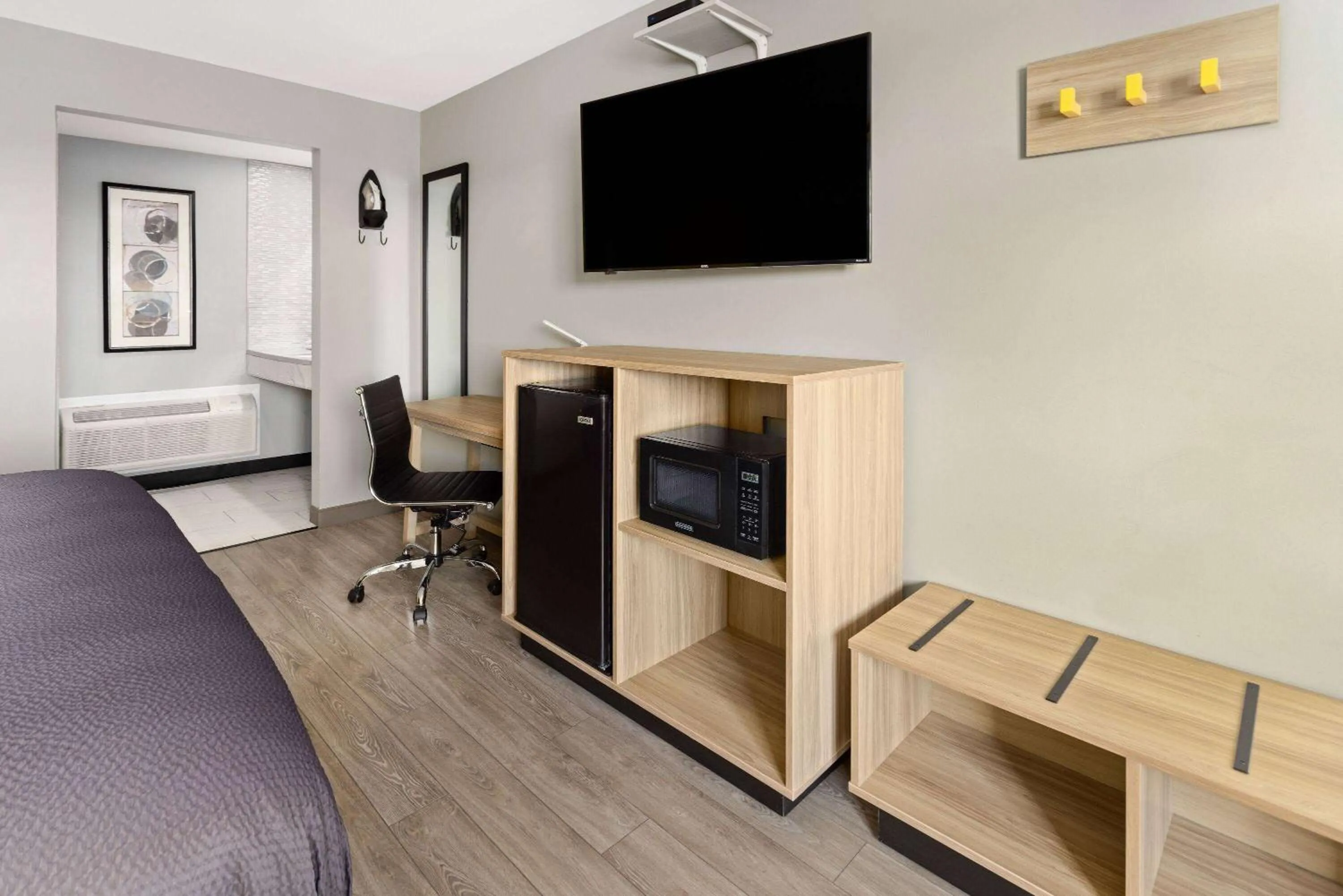 Photo of the whole room, Bed in Super 8 by Wyndham Hazleton