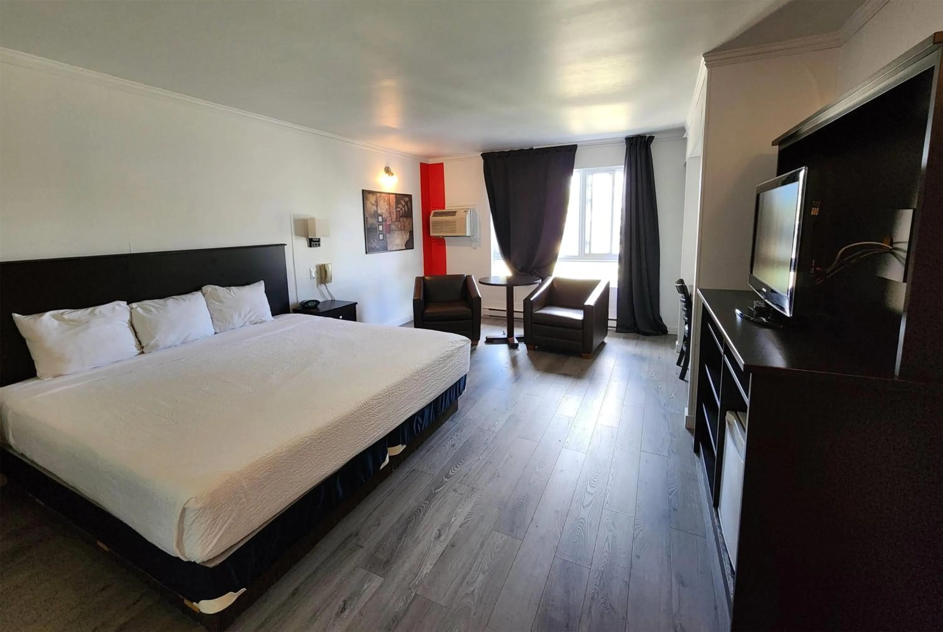 Photo of the whole room, Bed in Ramada by Wyndham Laval