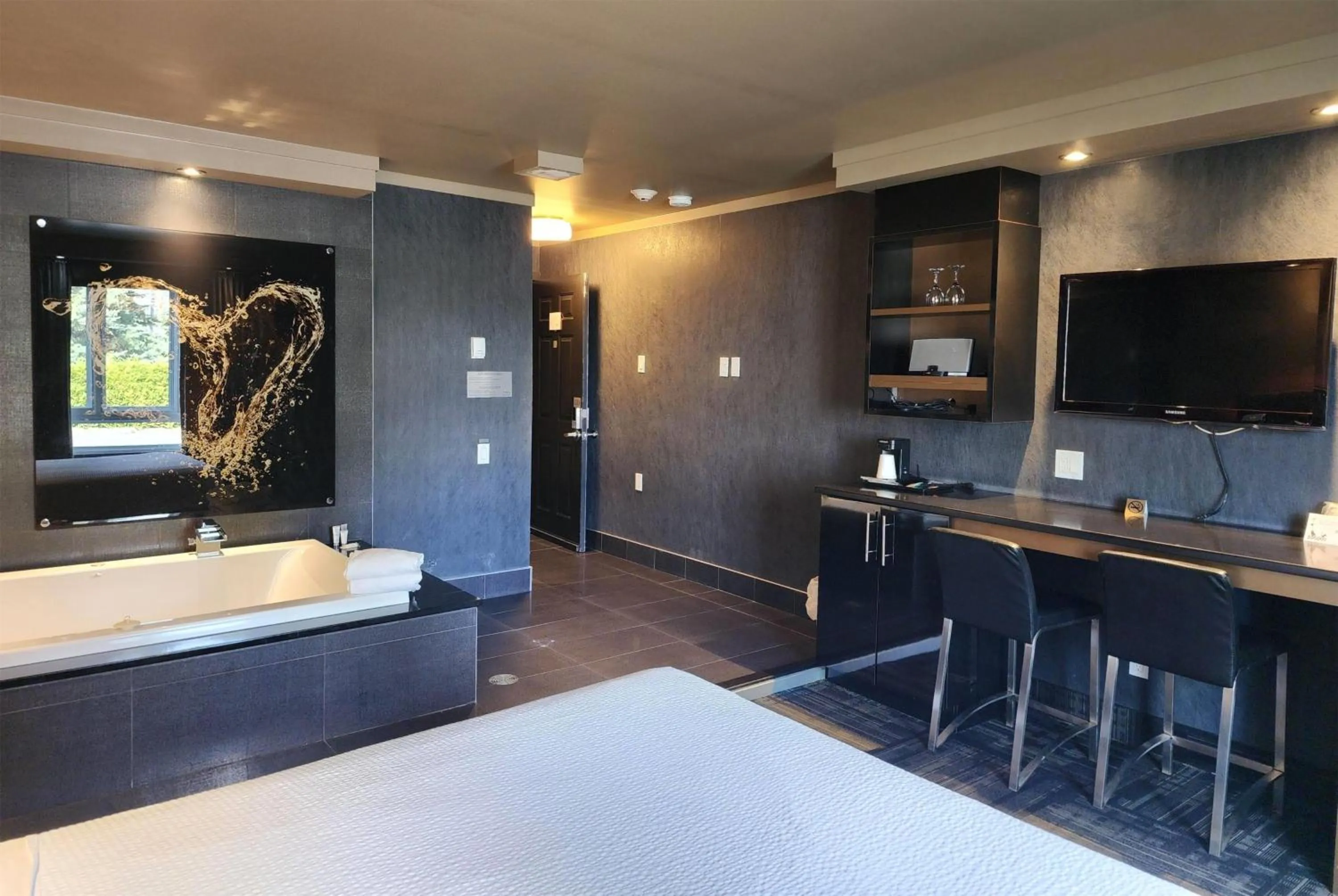 Photo of the whole room, Bed in Ramada by Wyndham Laval