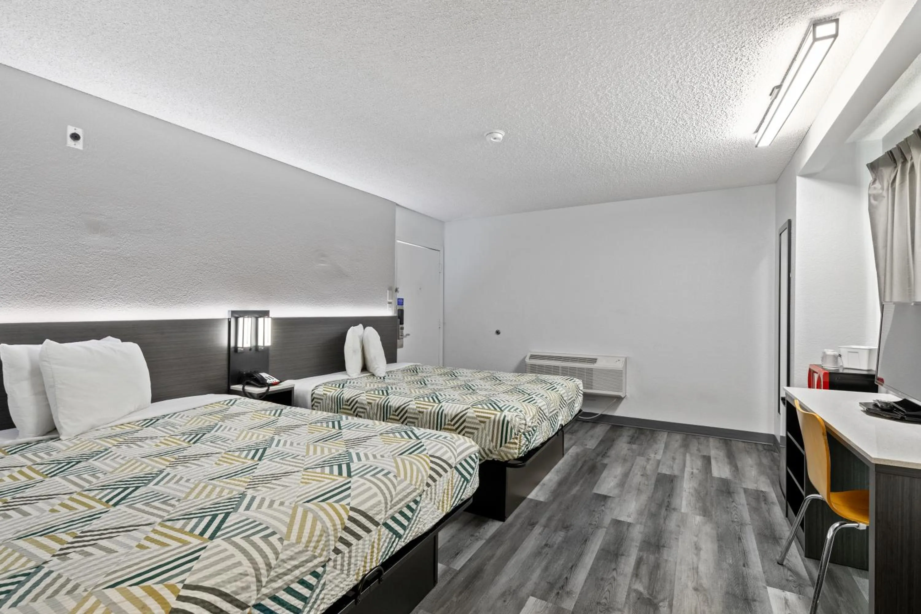 Photo of the whole room, Bed in Motel 6-San Diego, CA - North