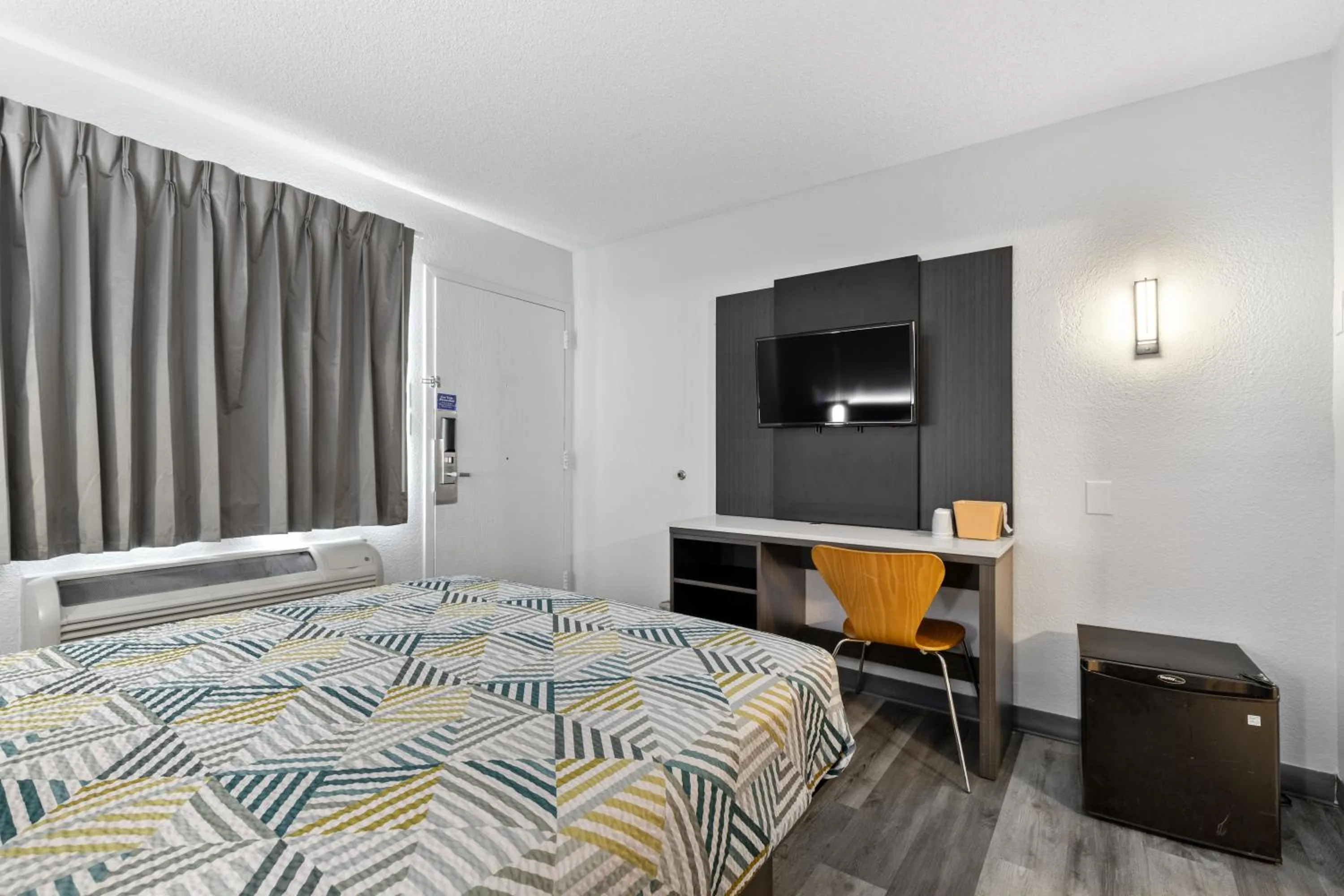 Bed in Motel 6-San Diego, CA - North