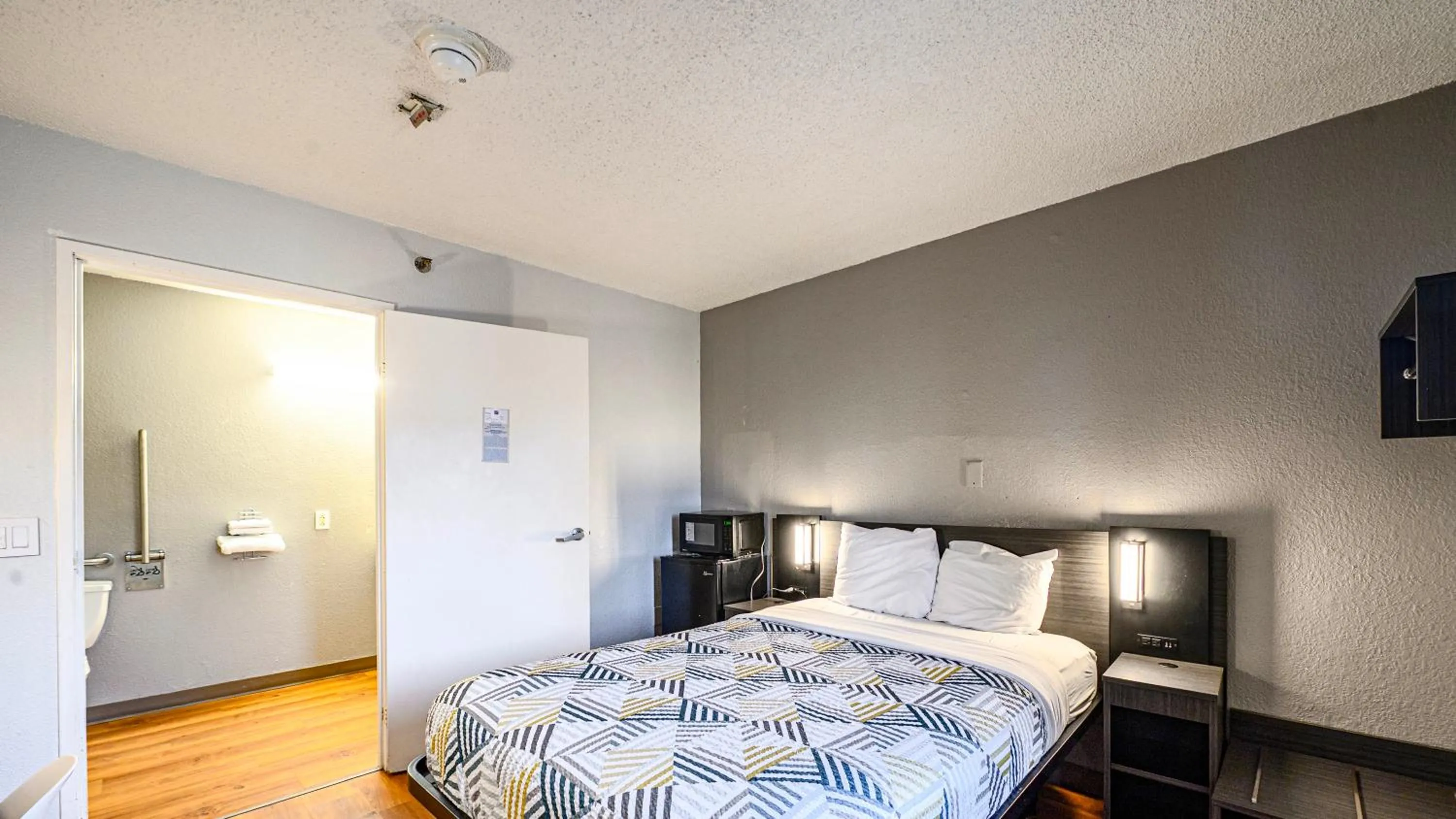 Bedroom, Bed in Motel 6-Wethersfield, CT - Hartford