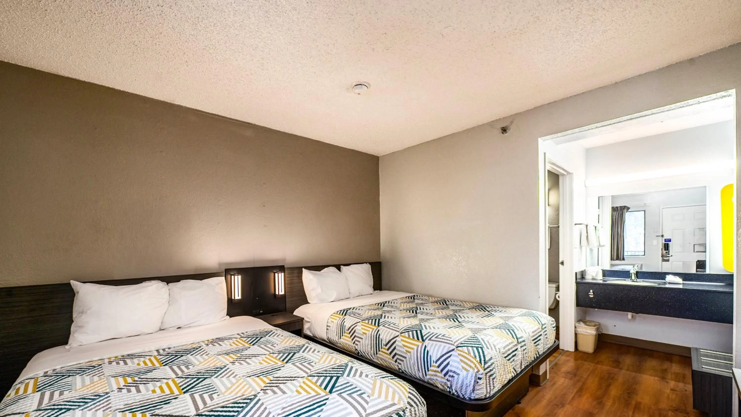 Bedroom, Bed in Motel 6-Wethersfield, CT - Hartford