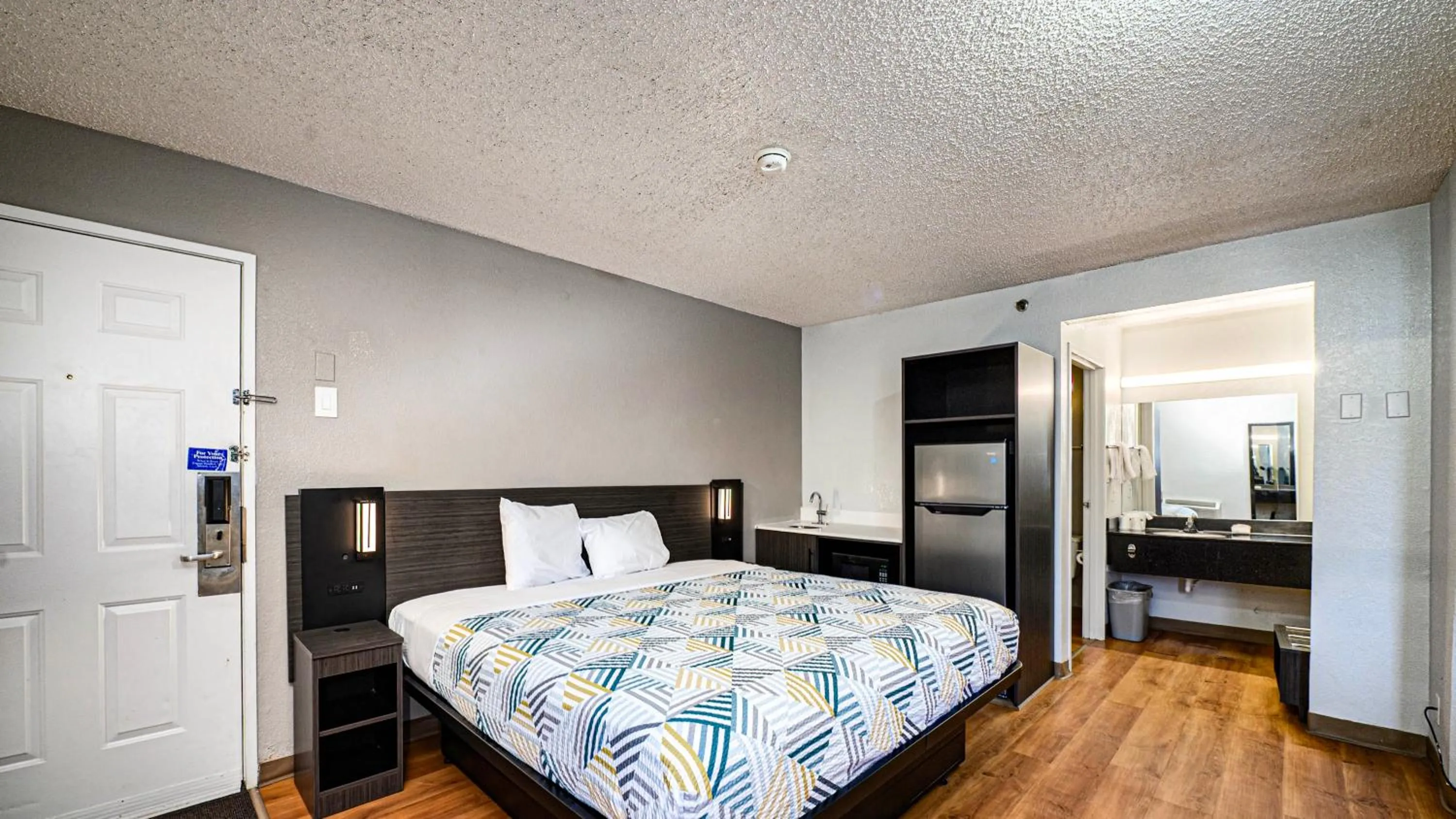 Bedroom, Bed in Motel 6-Wethersfield, CT - Hartford