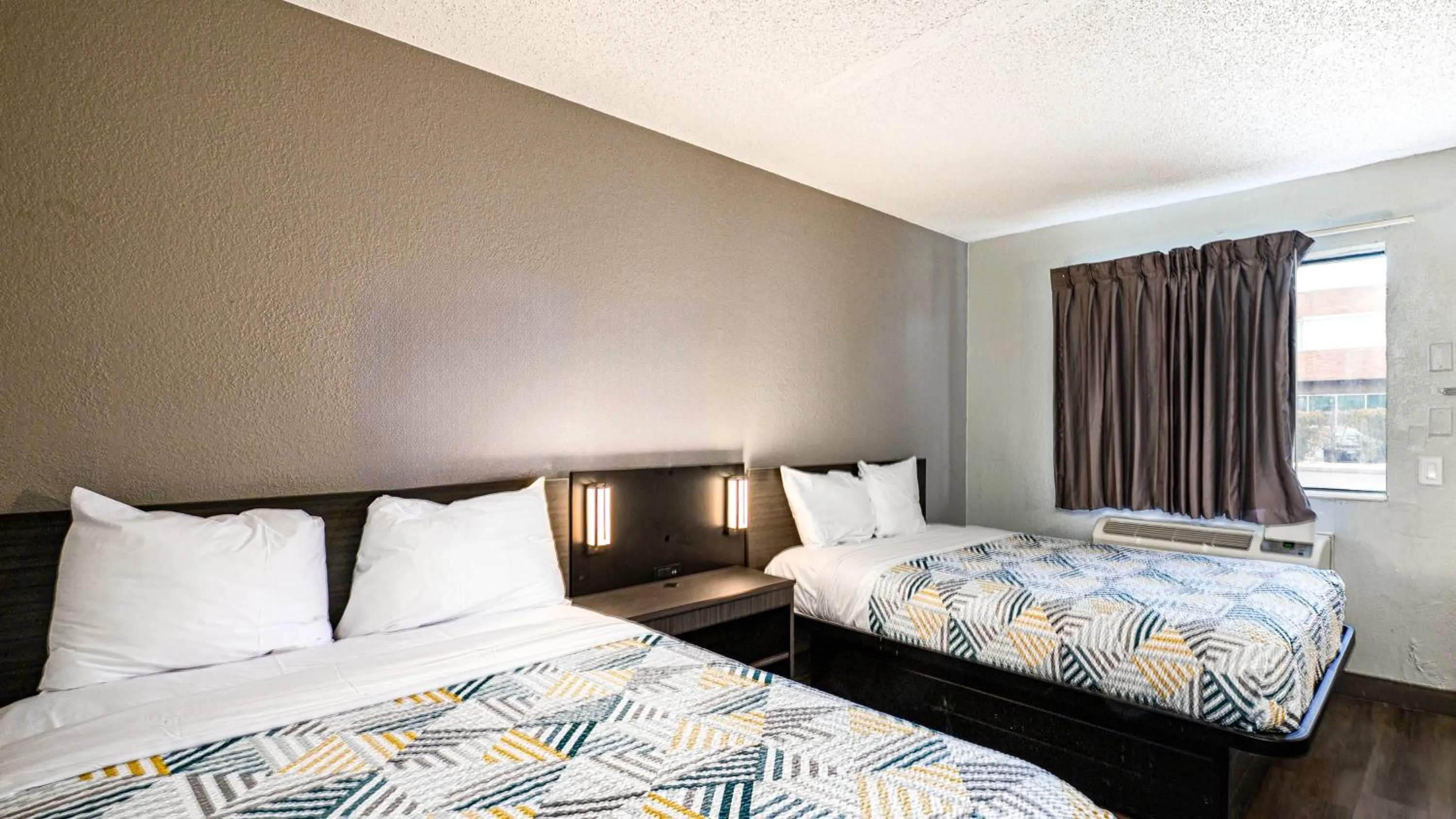 Bedroom, Bed in Motel 6-Wethersfield, CT - Hartford