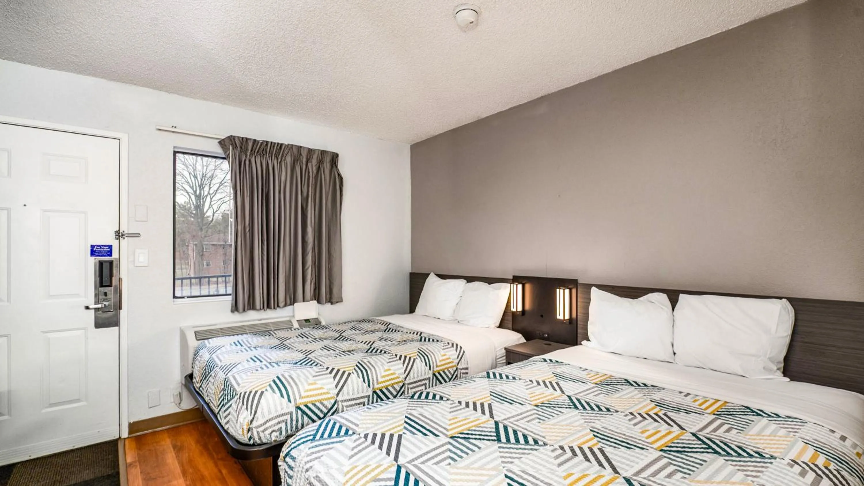 Bedroom, Bed in Motel 6-Wethersfield, CT - Hartford