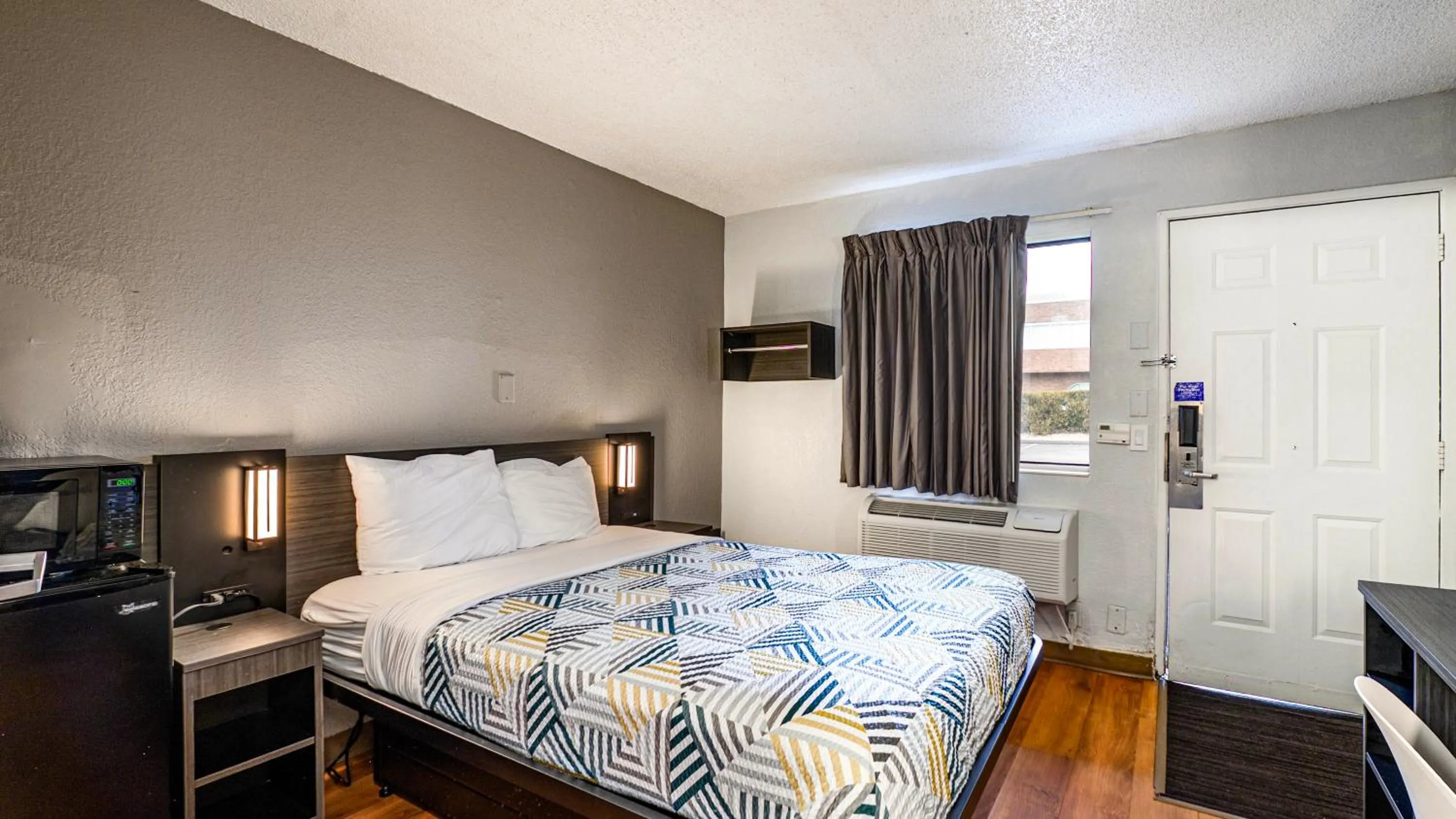 Bedroom, Bed in Motel 6-Wethersfield, CT - Hartford