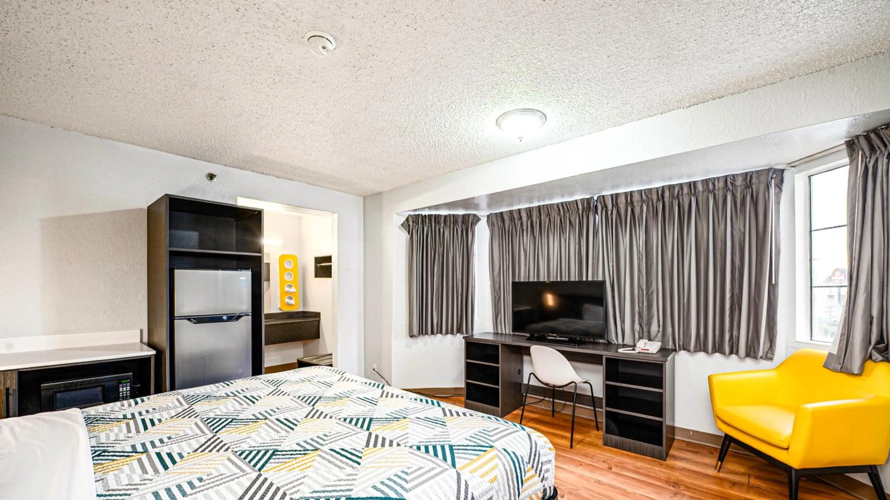 Bedroom, Bed in Motel 6-Wethersfield, CT - Hartford