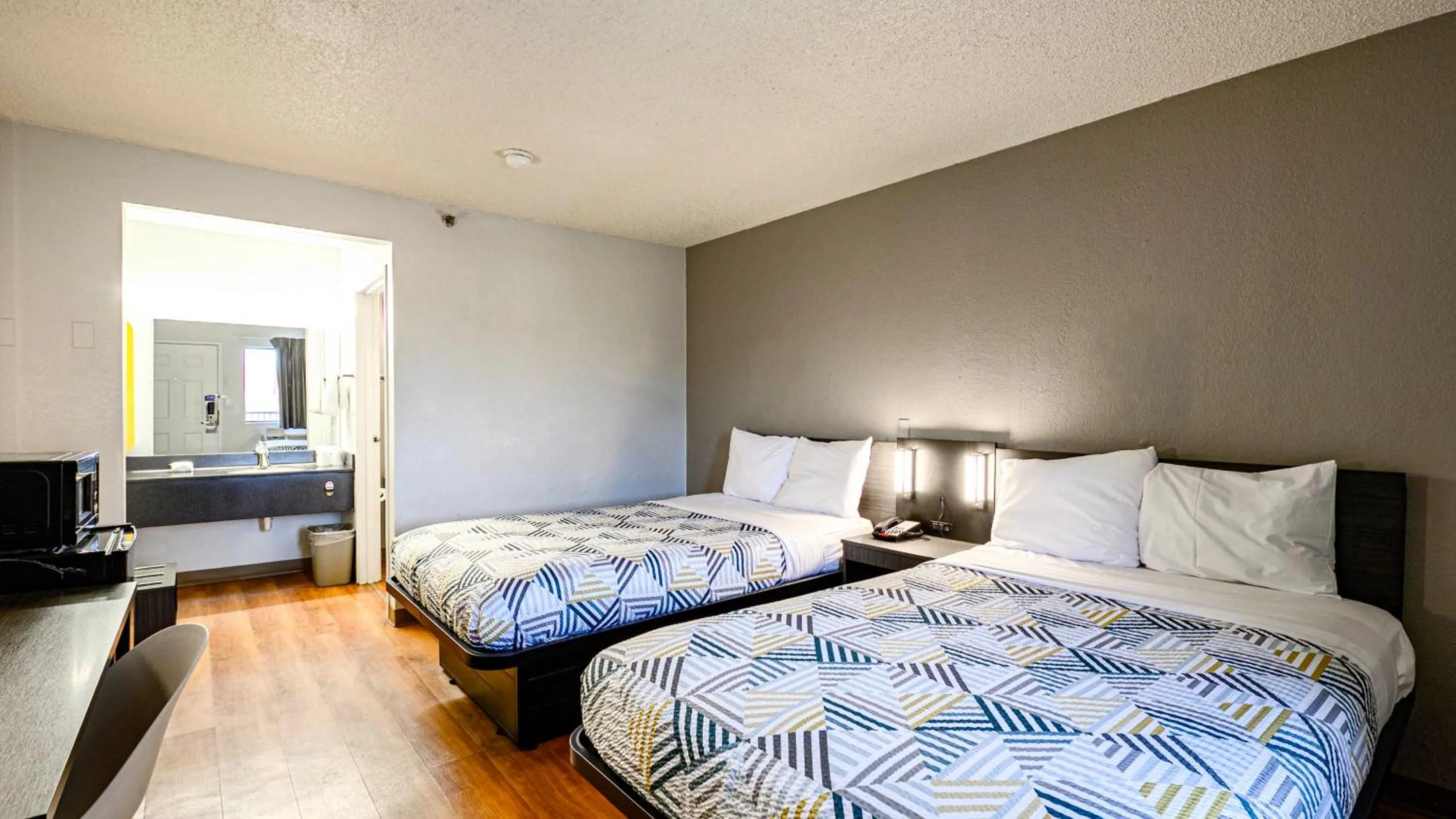 Bedroom, Bed in Motel 6-Wethersfield, CT - Hartford