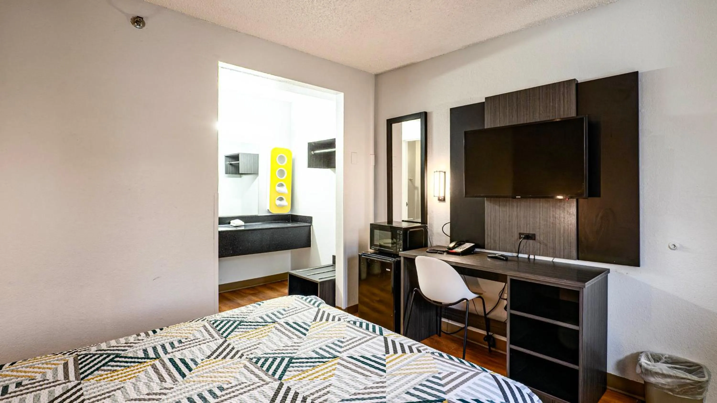 Bathroom, Bed in Motel 6-Wethersfield, CT - Hartford