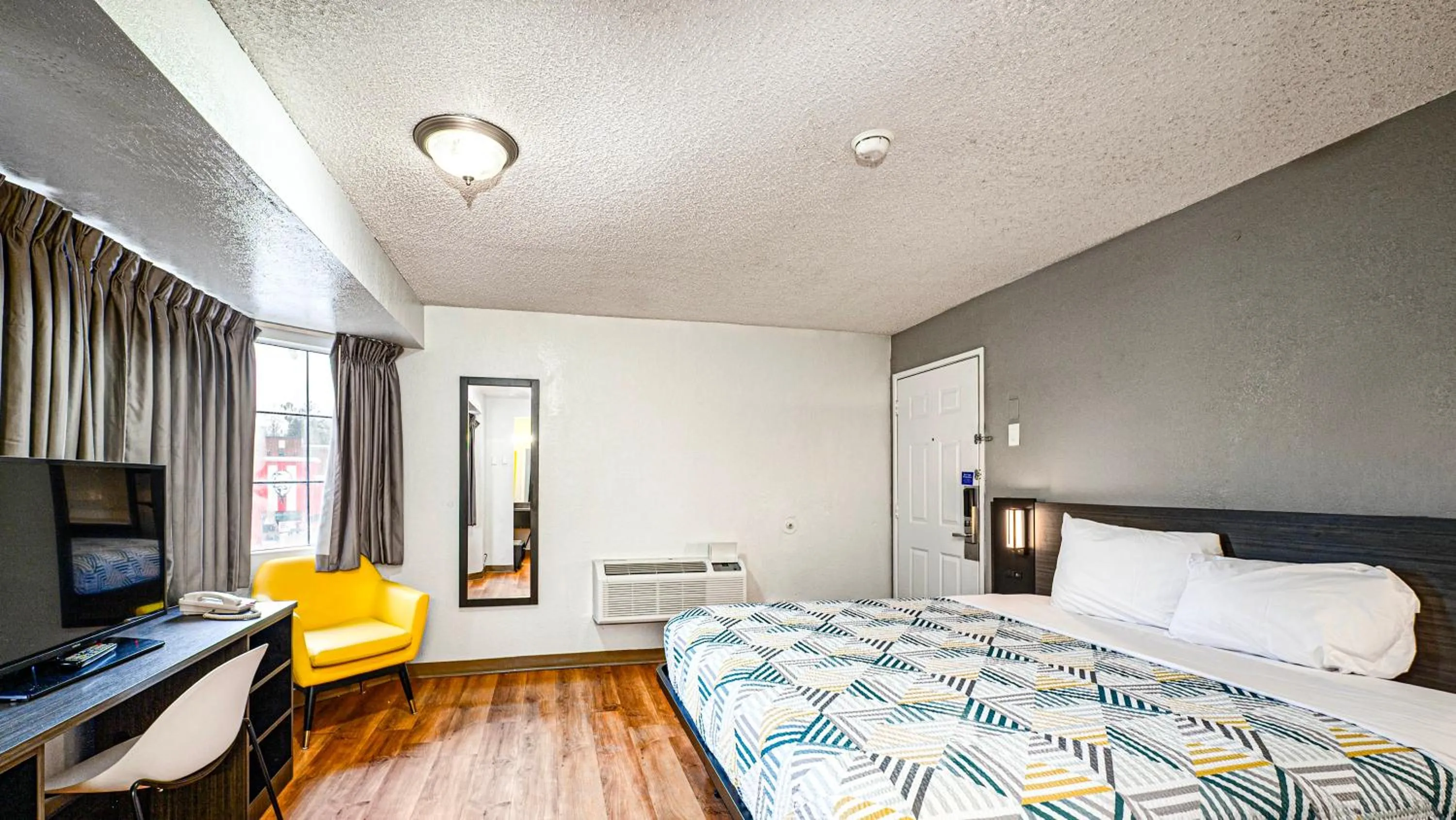 Bedroom, Bed in Motel 6-Wethersfield, CT - Hartford