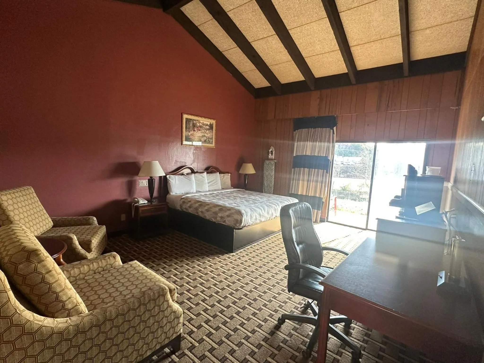 Bed in Americas Best Value Inn Franklin