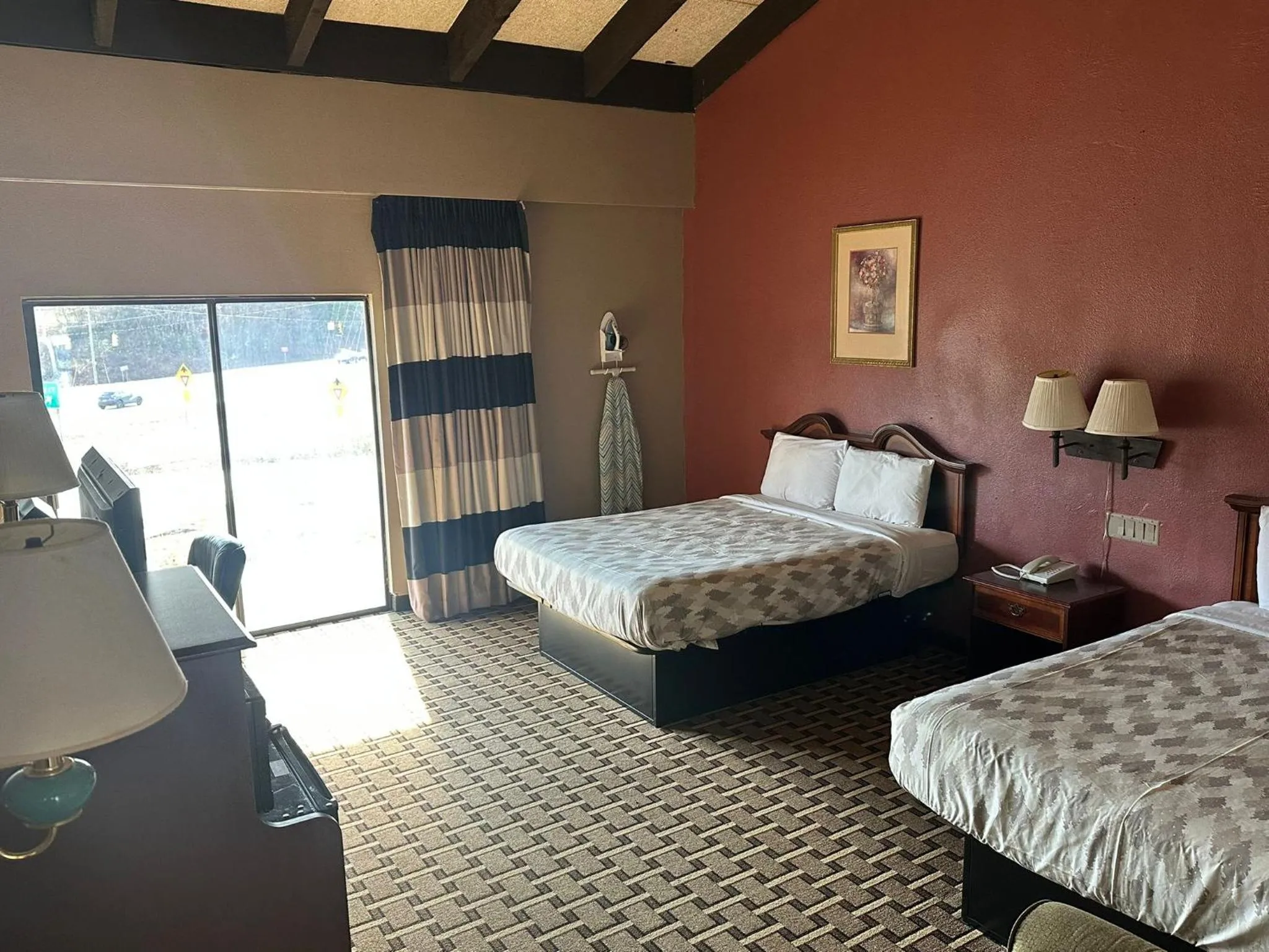 Bed in Americas Best Value Inn Franklin