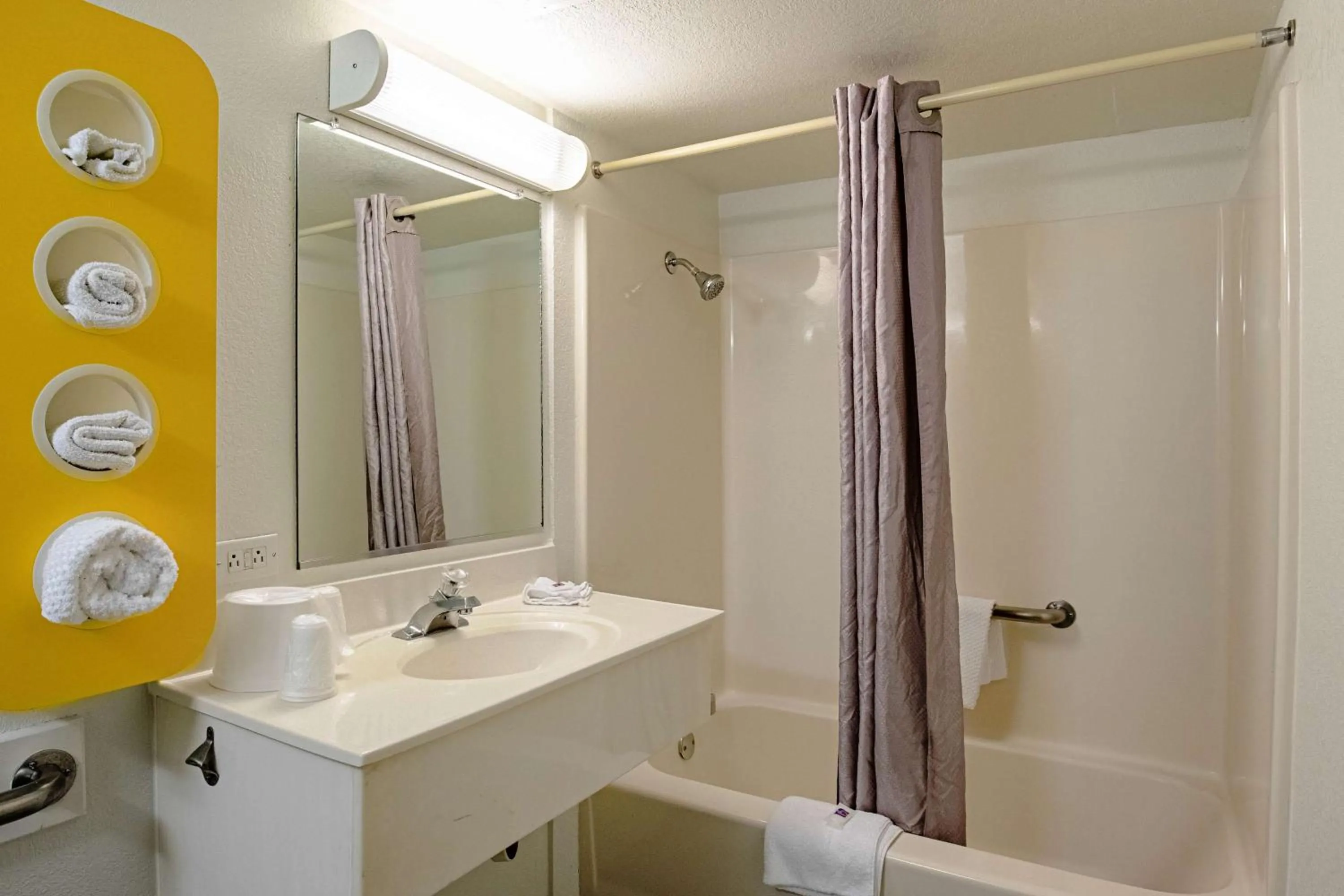 Shower in Motel 6-Palatine, IL - Chicago Northwest