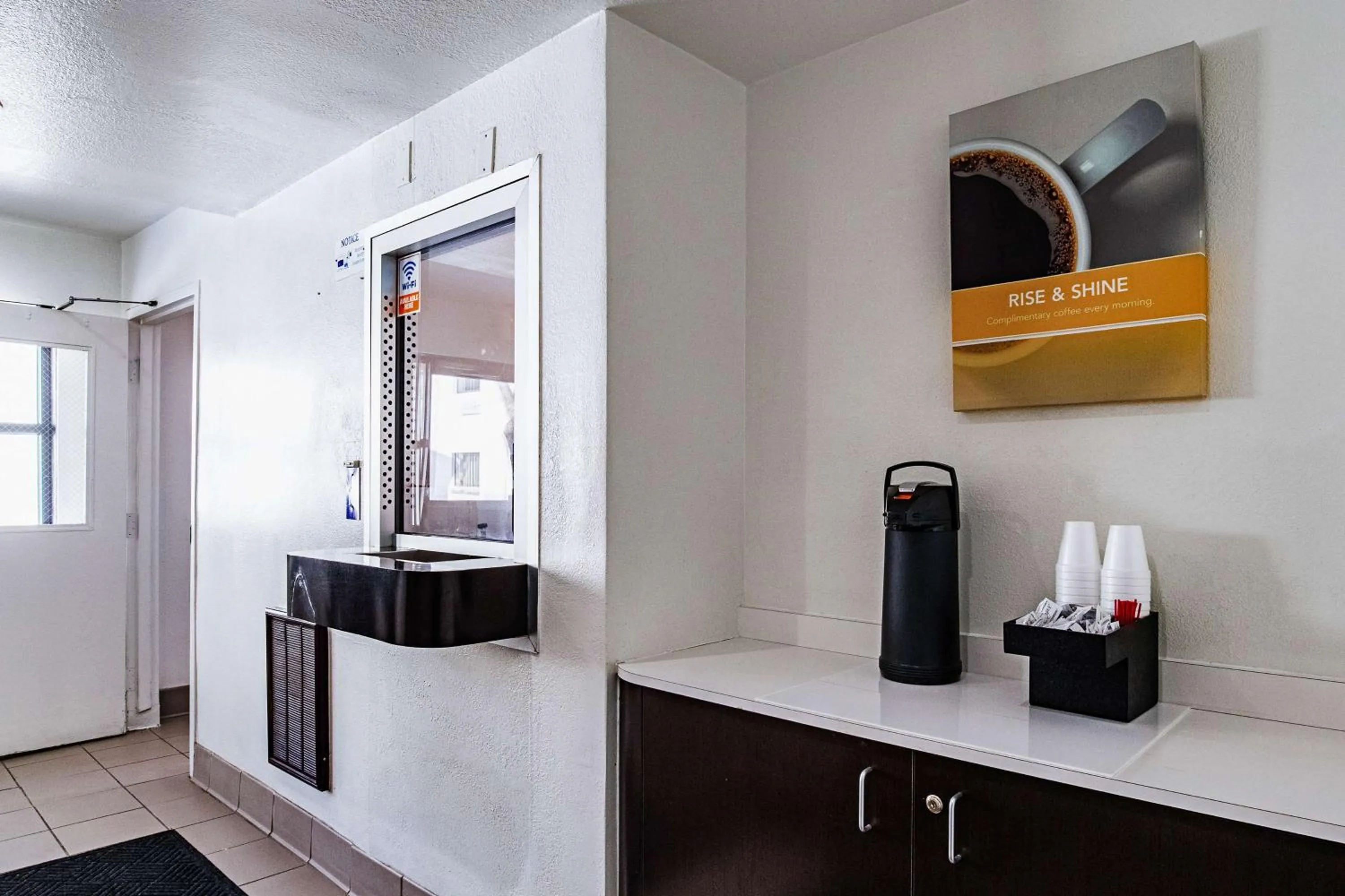 Lobby or reception in Motel 6-Palatine, IL - Chicago Northwest