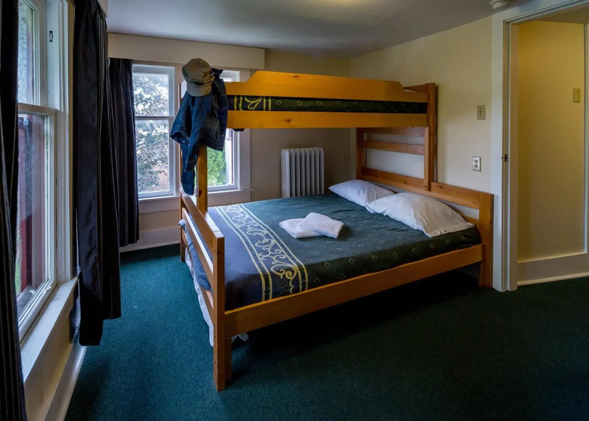 Triple Room with Shared Bathroom in HI Penticton - Hostel Triple Room with Shared Bathroom in HI Penticton - Hostel