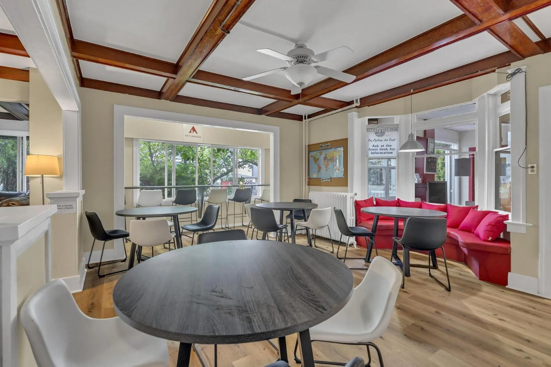 Communal lounge/ TV room in HI Penticton - Hostel