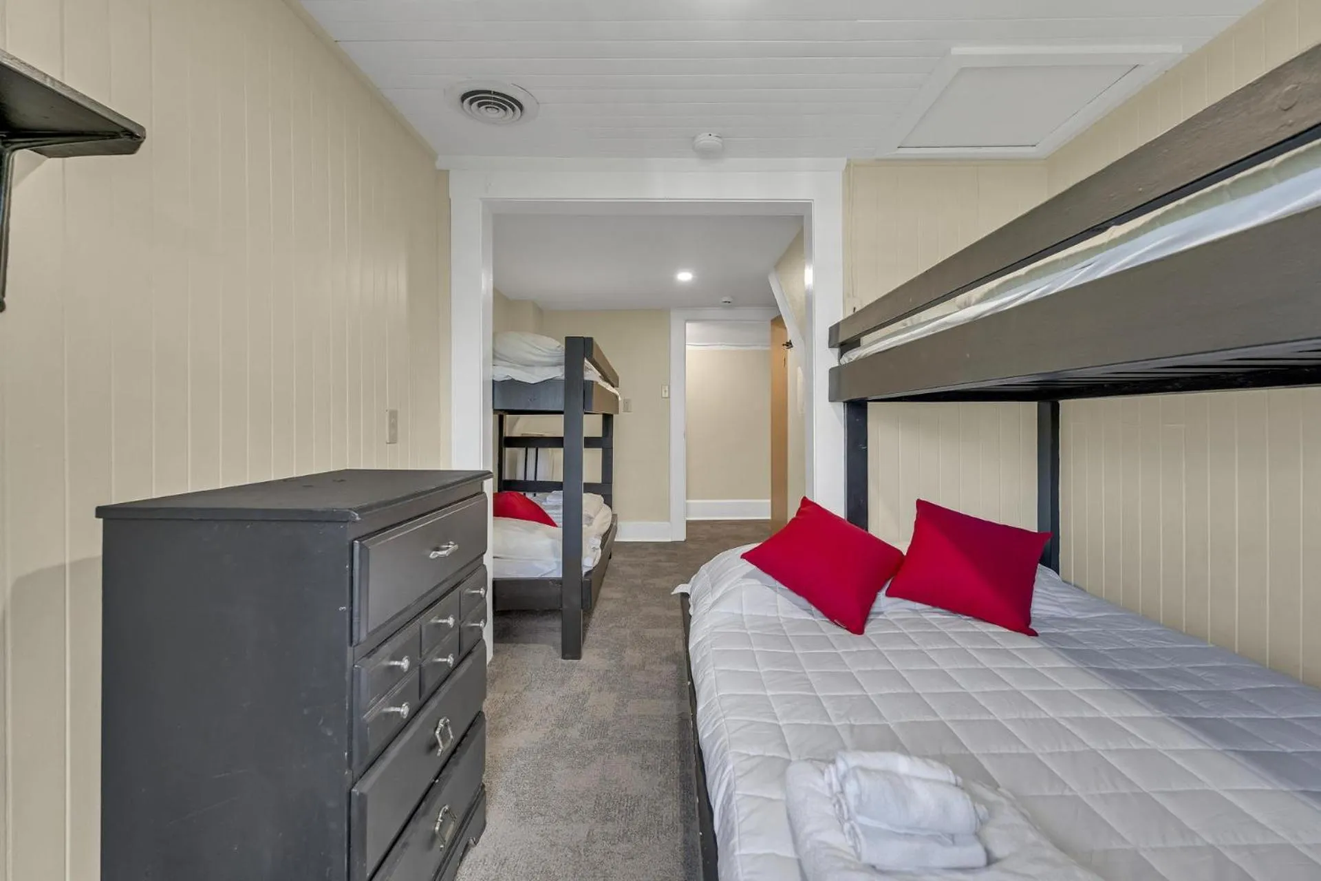 Bedroom, Bed in HI Penticton - Hostel