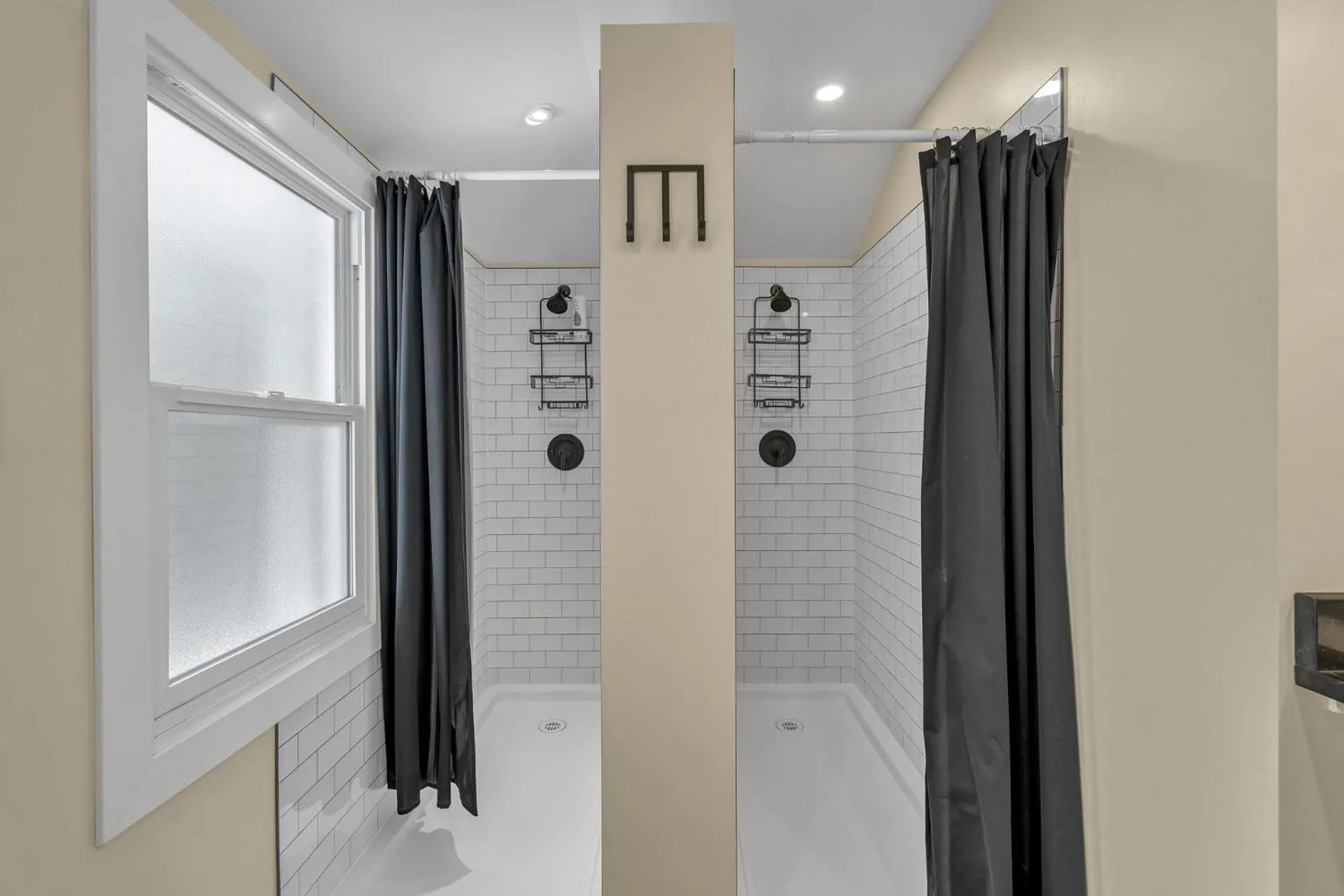 Shower in HI Penticton - Hostel