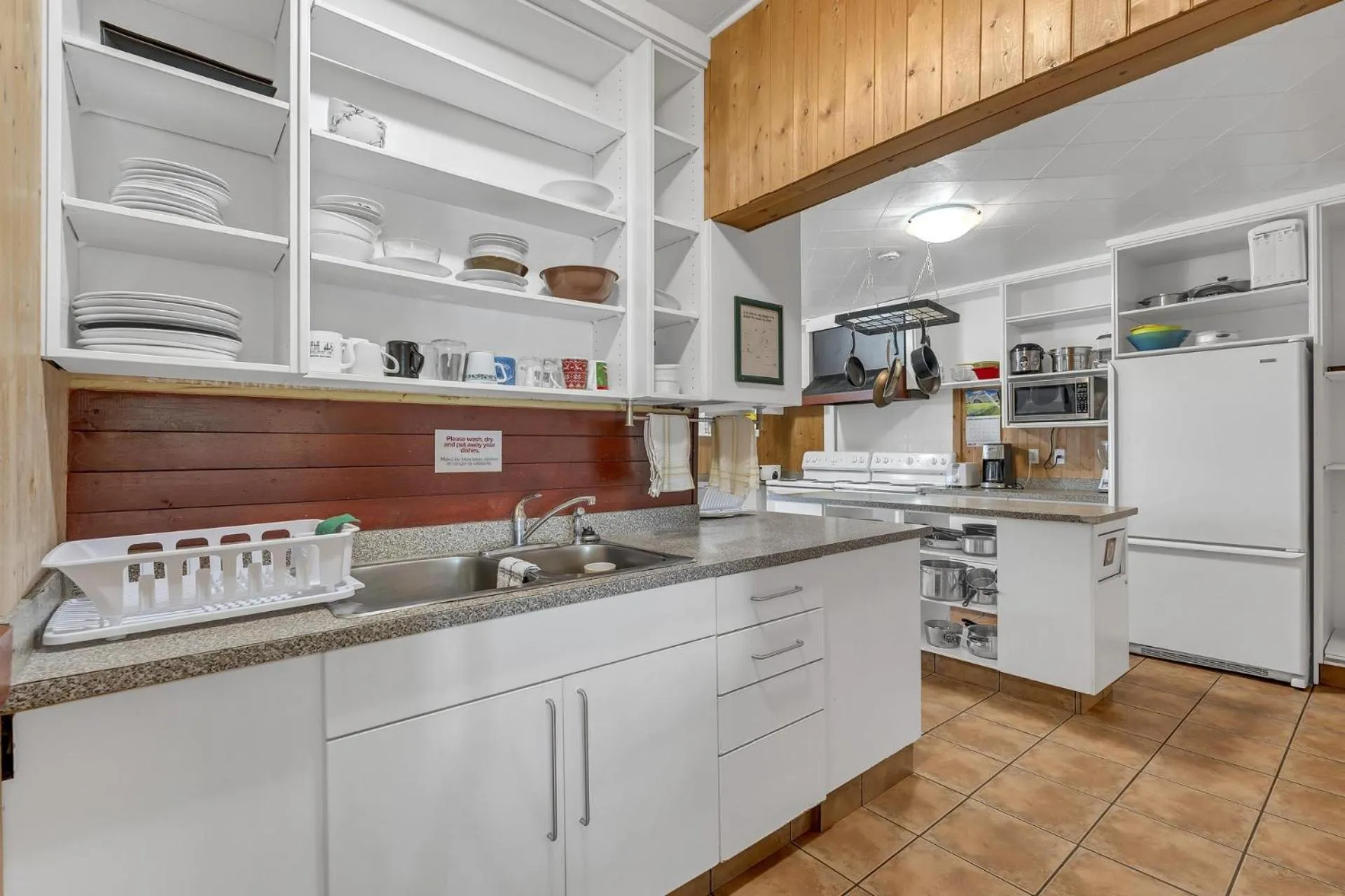 Communal kitchen in HI Penticton - Hostel