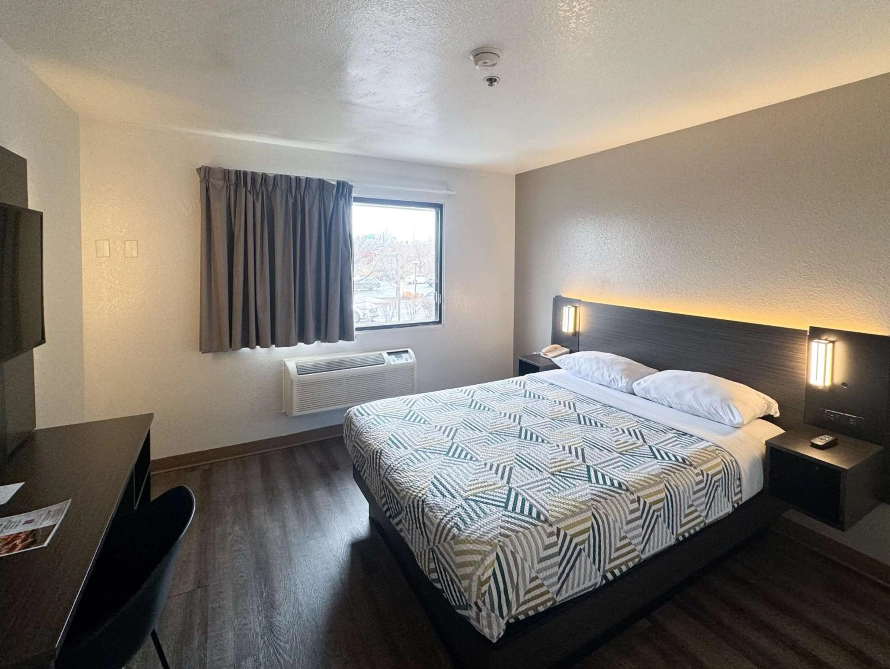 Bedroom, Bed in Motel 6-Glenview, IL - Chicago North