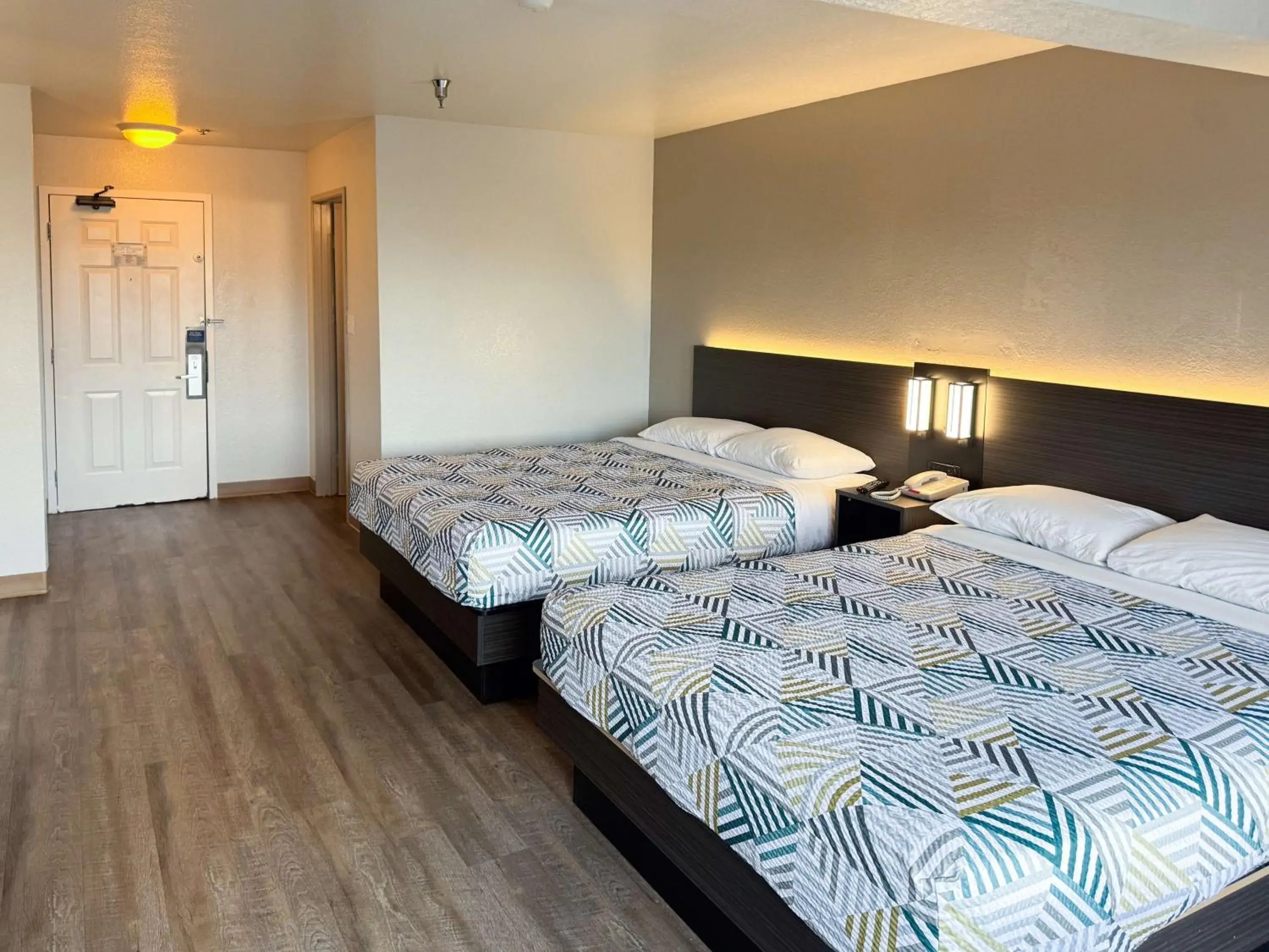 Quadruple Room - single occupancy in Motel 6-Glenview, IL - Chicago North Quadruple Room - single occupancy in Motel 6-Glenview, IL - Chicago North