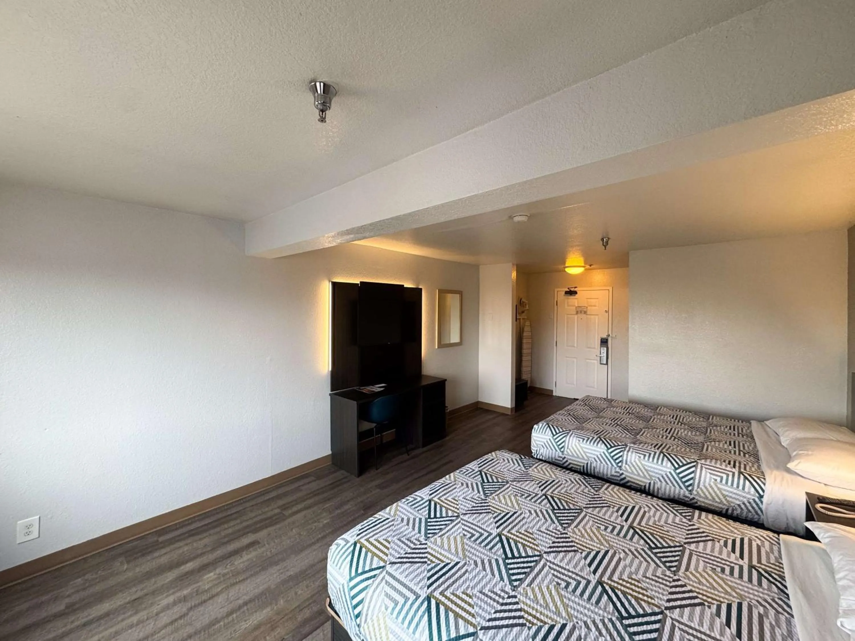 Bedroom, Bed in Motel 6-Glenview, IL - Chicago North