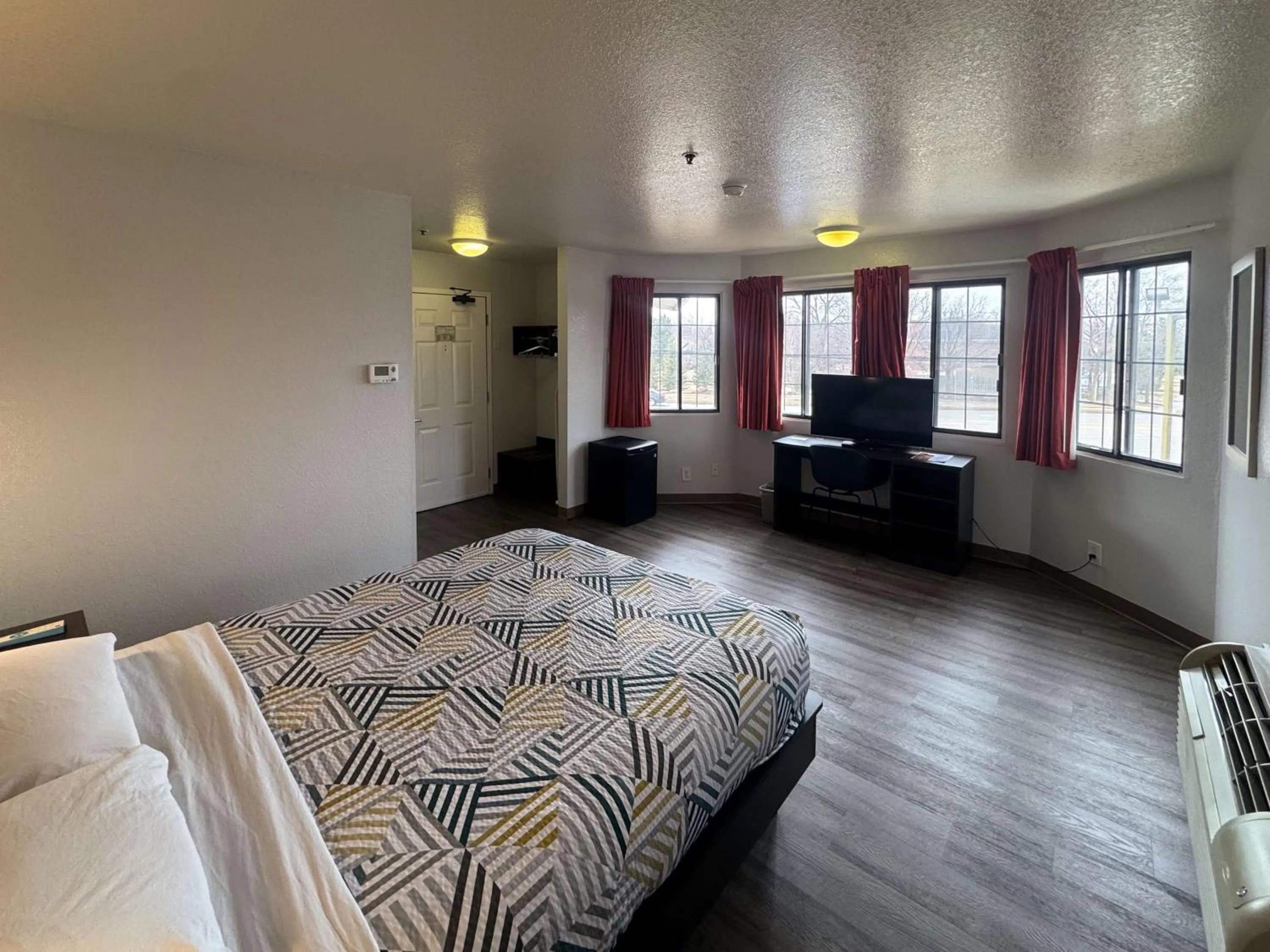 Bedroom, Bed in Motel 6-Glenview, IL - Chicago North