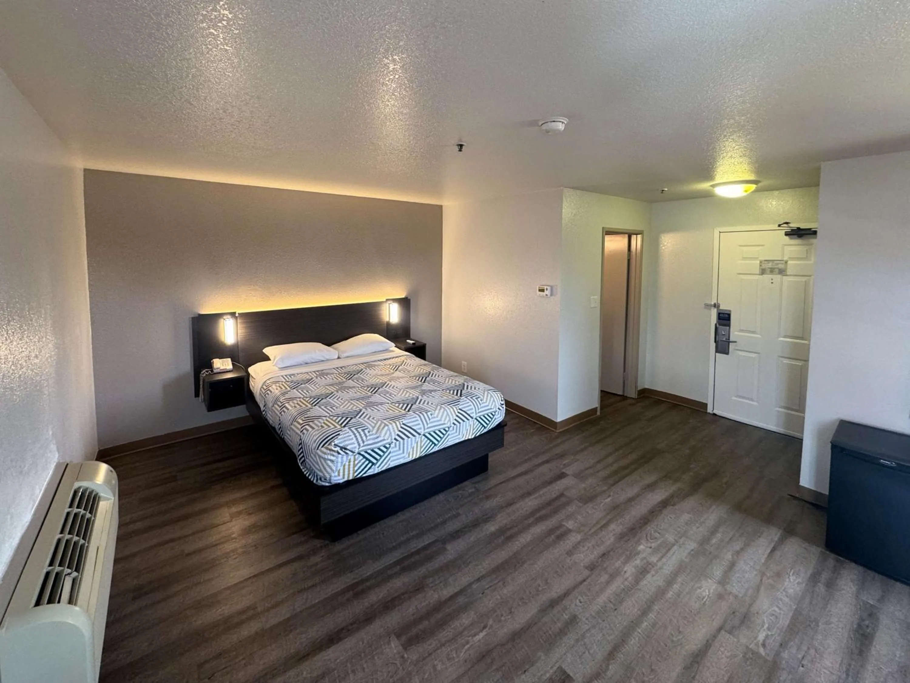 Bedroom, Bed in Motel 6-Glenview, IL - Chicago North