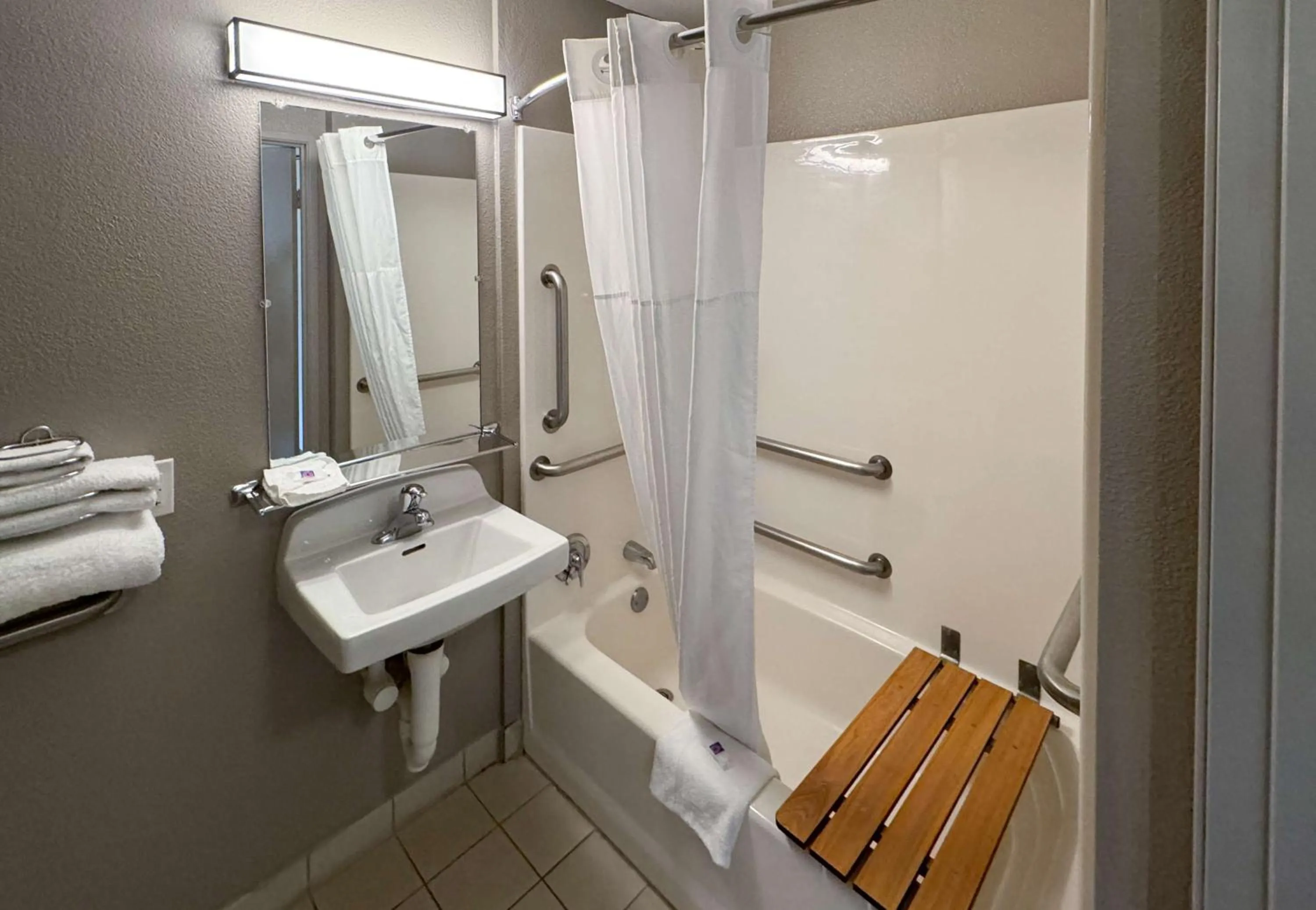 Bathroom in Motel 6-Glenview, IL - Chicago North