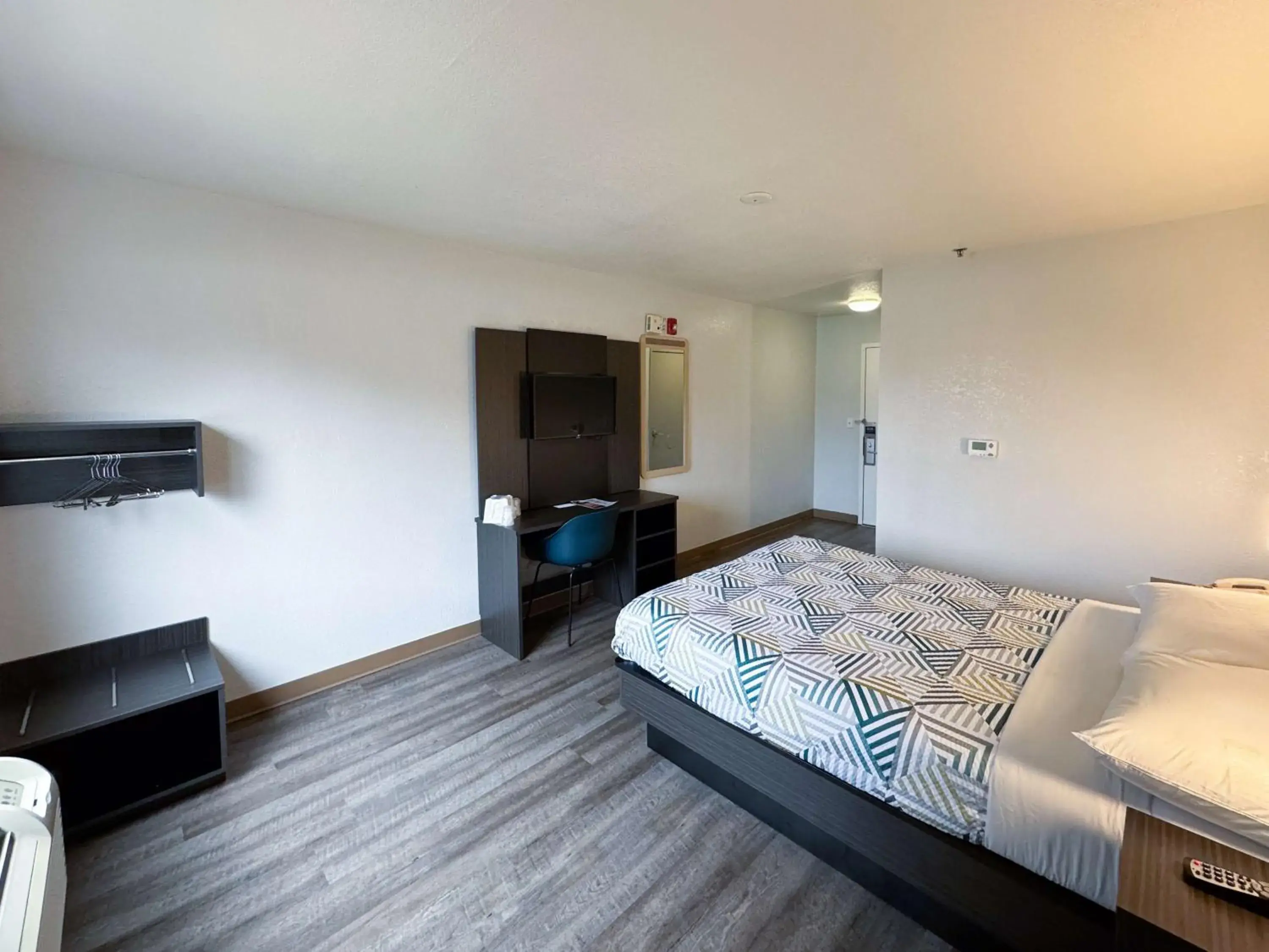 Bedroom, Bed in Motel 6-Glenview, IL - Chicago North Bedroom, Bed in Motel 6-Glenview, IL - Chicago North