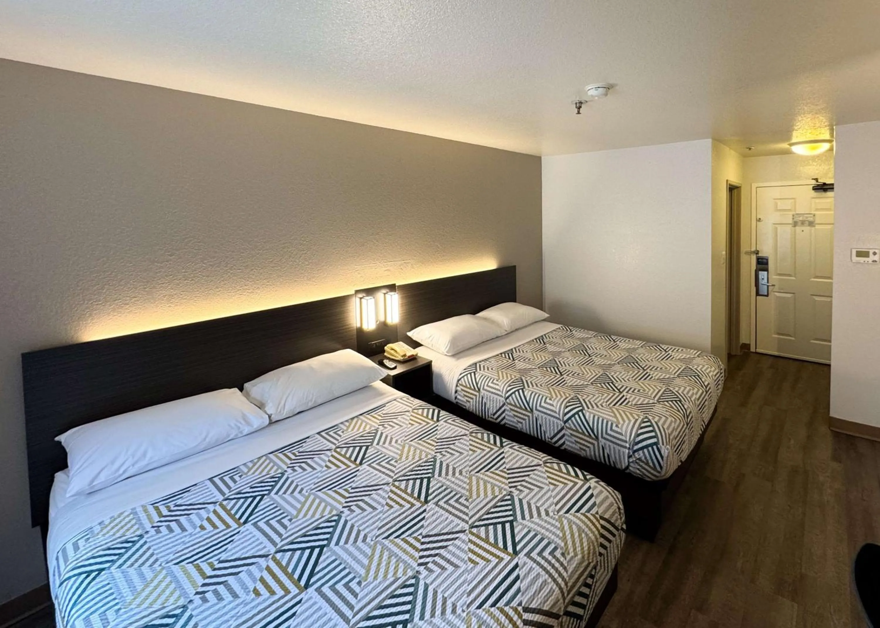 Bedroom, Bed in Motel 6-Glenview, IL - Chicago North