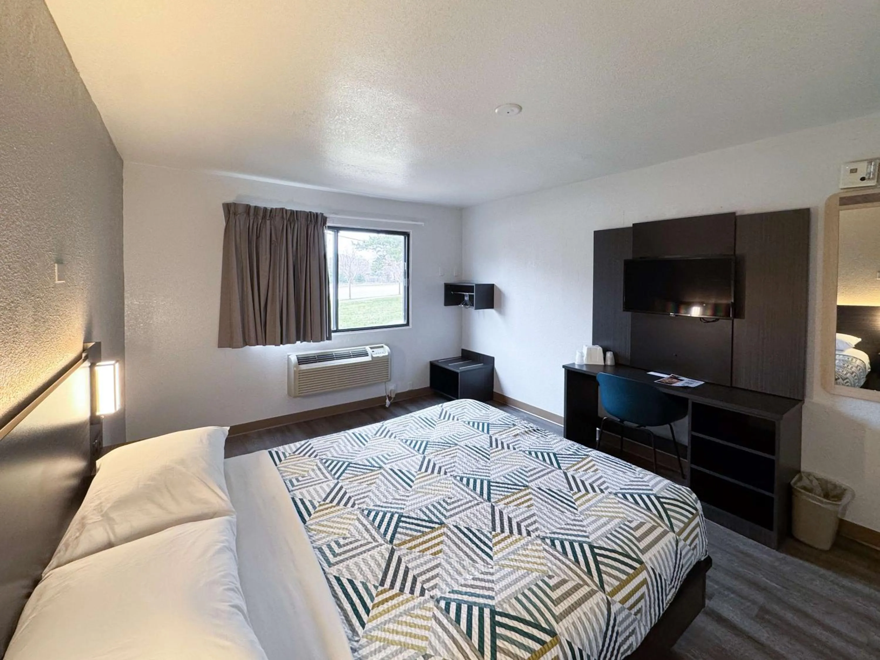 Bedroom, Bed in Motel 6-Glenview, IL - Chicago North