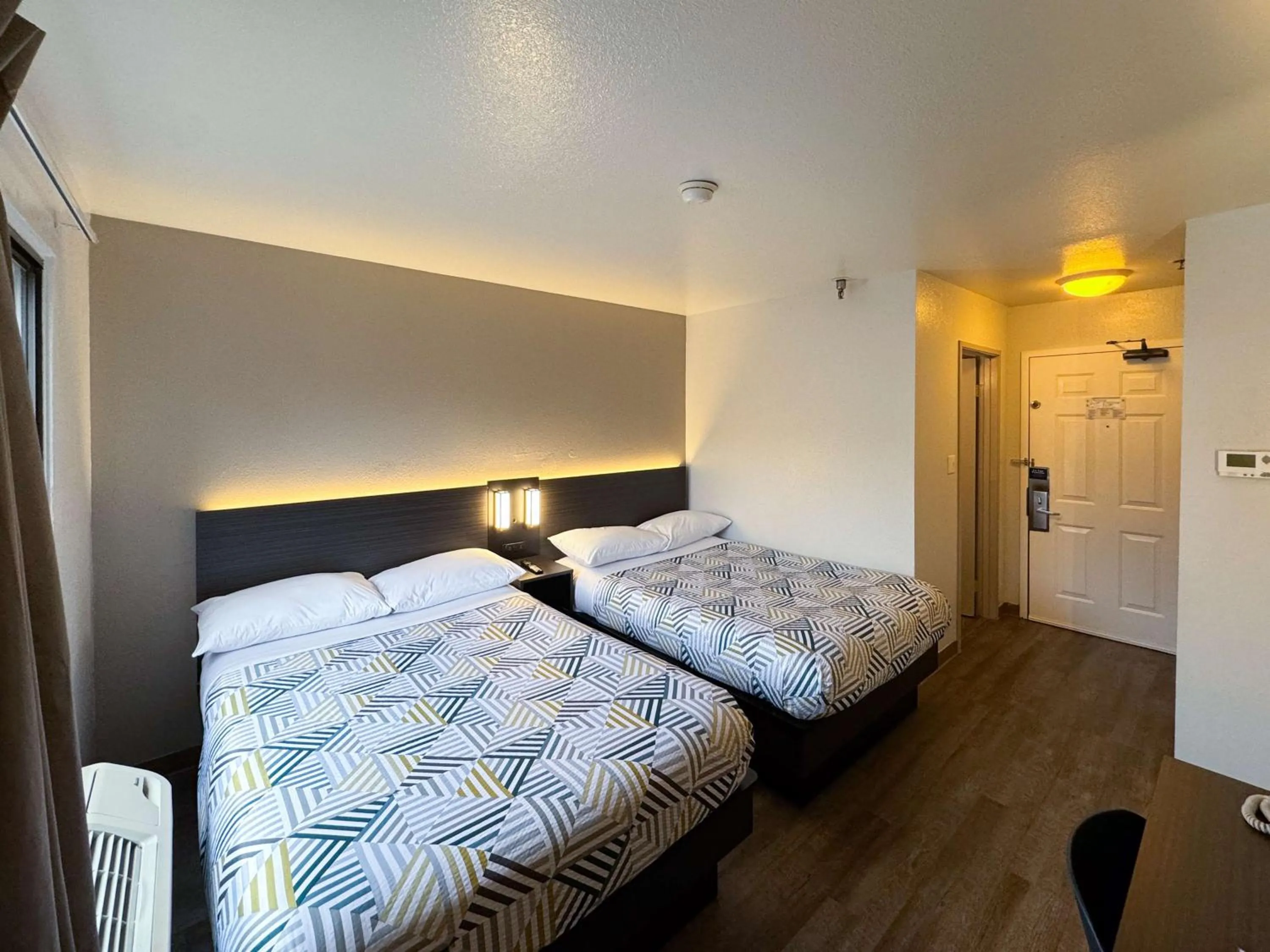 Bedroom, Bed in Motel 6-Glenview, IL - Chicago North