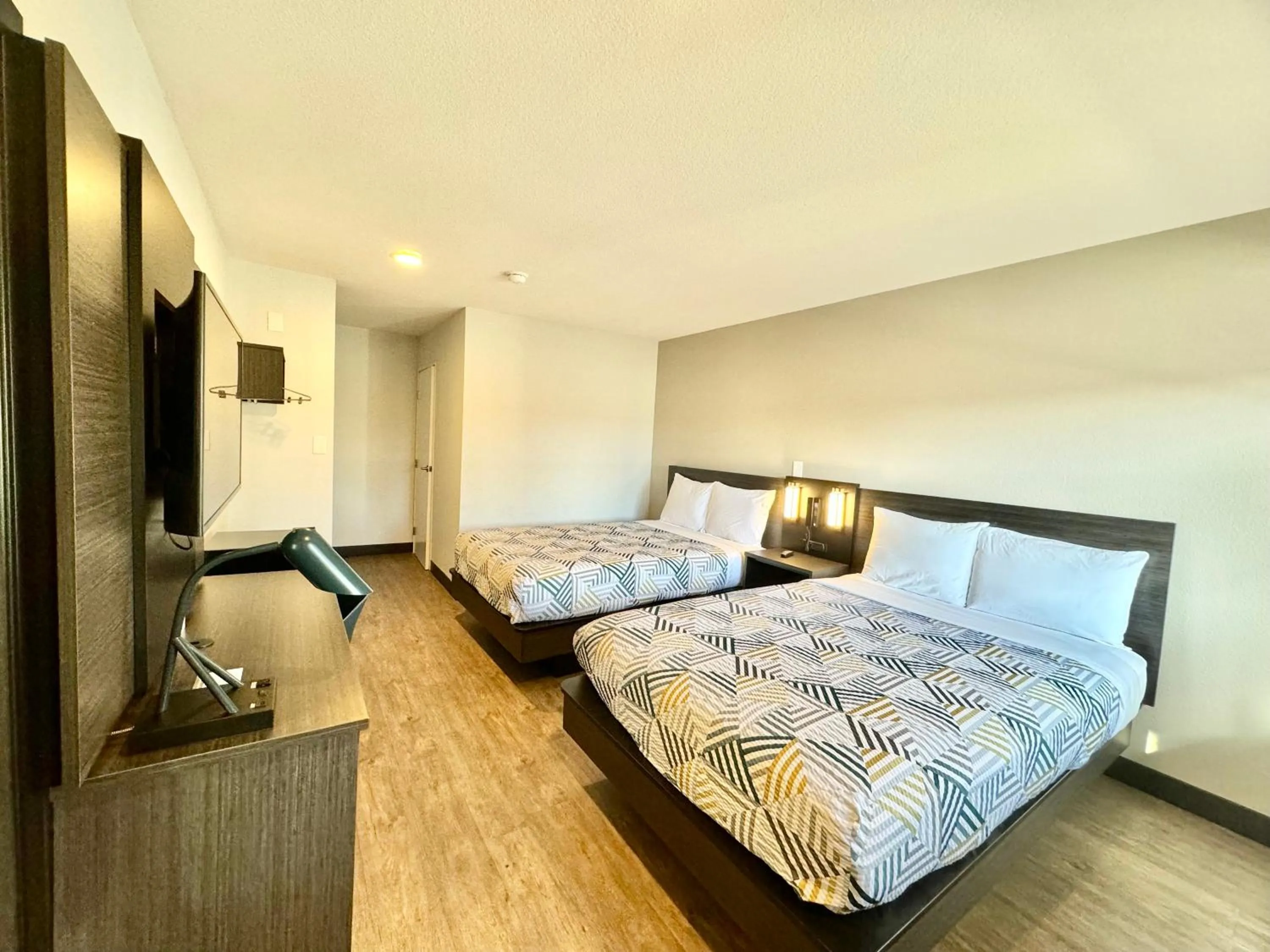 Bedroom, Bed in Motel 6-Bellflower, CA - Los Angeles