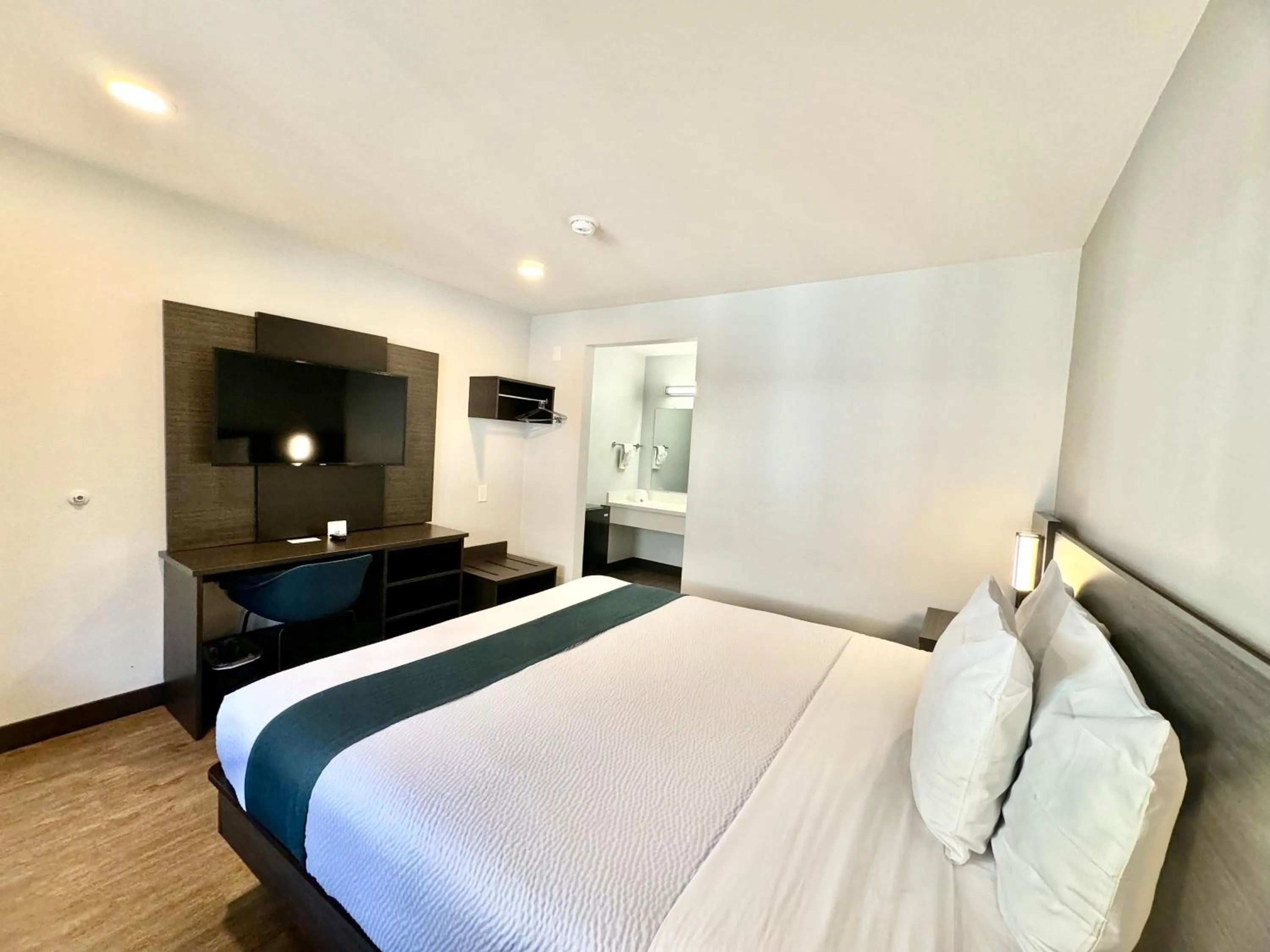 Bedroom, Bed in Motel 6-Bellflower, CA - Los Angeles