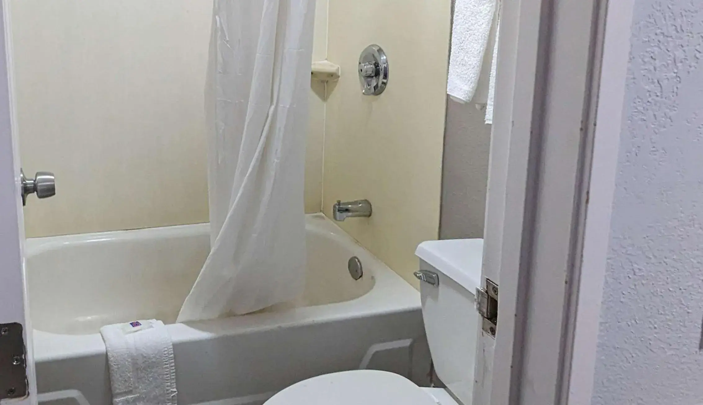 Deluxe Queen Room - Non-Smoking in Motel 6-Nashua, NH Deluxe Queen Room - Non-Smoking in Motel 6-Nashua, NH