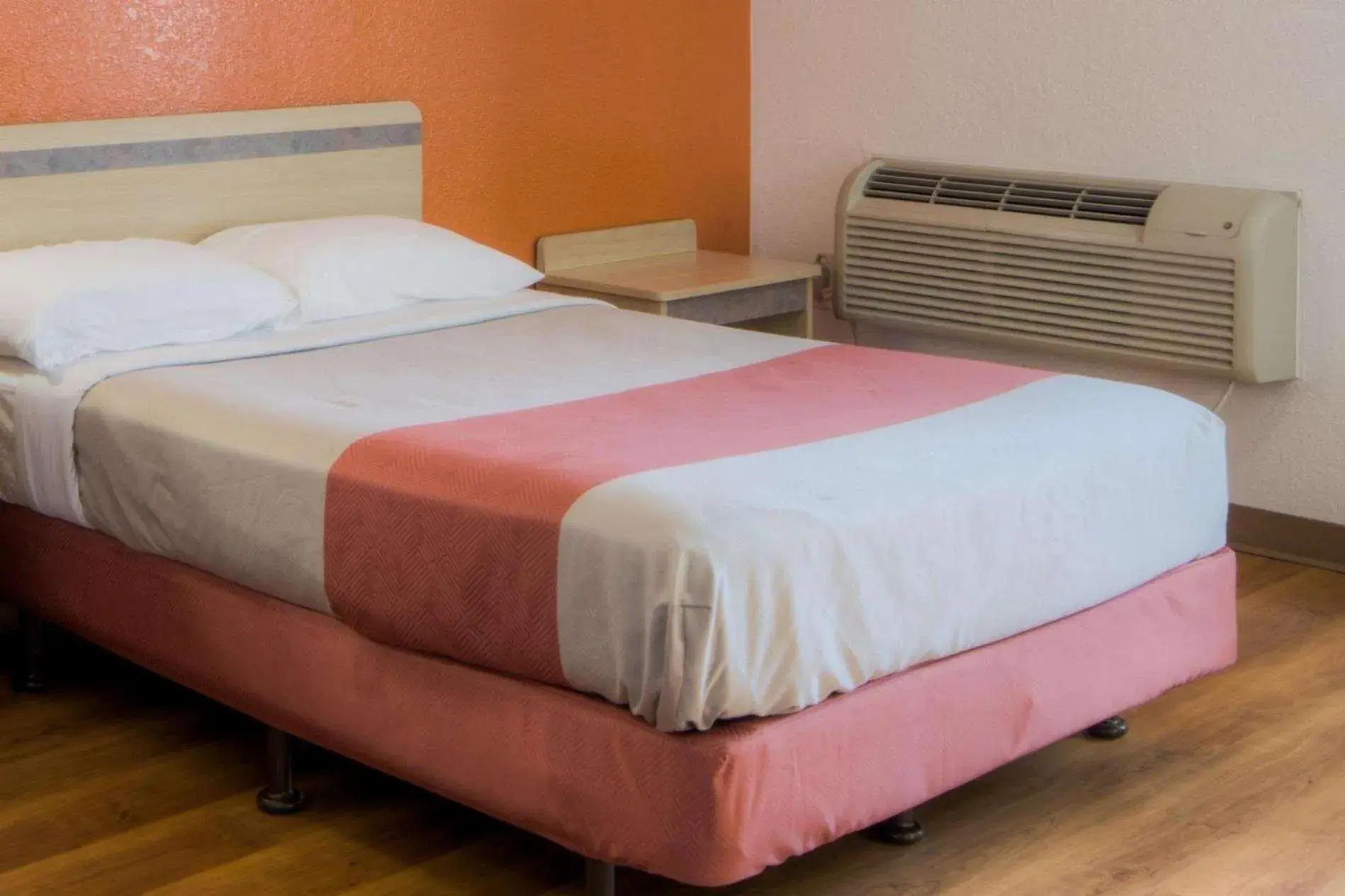 Bedroom, Bed in Motel 6-Niantic, CT - New London Bedroom, Bed in Motel 6-Niantic, CT - New London