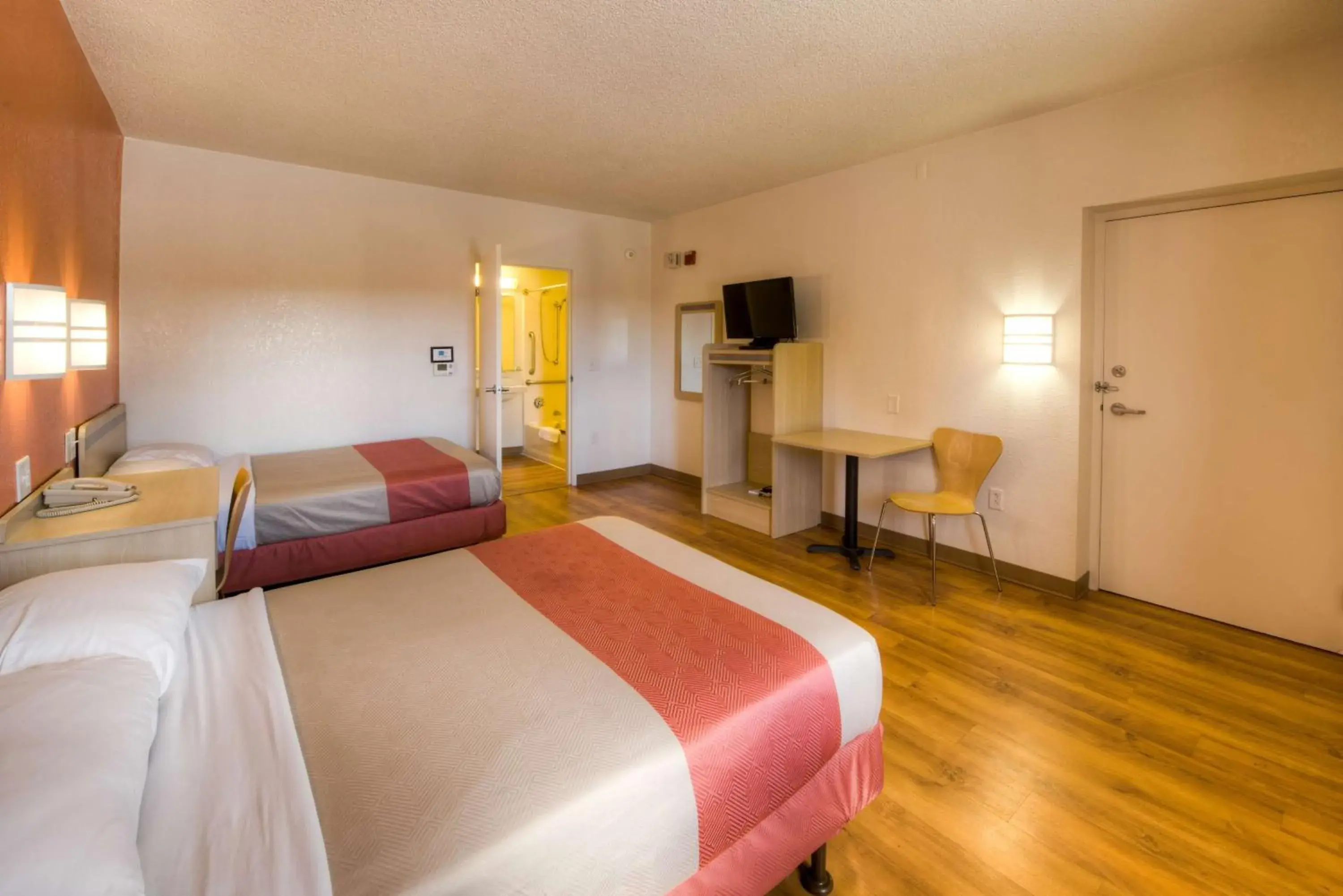 Quadruple Room in Motel 6-Niantic, CT - New London Quadruple Room in Motel 6-Niantic, CT - New London